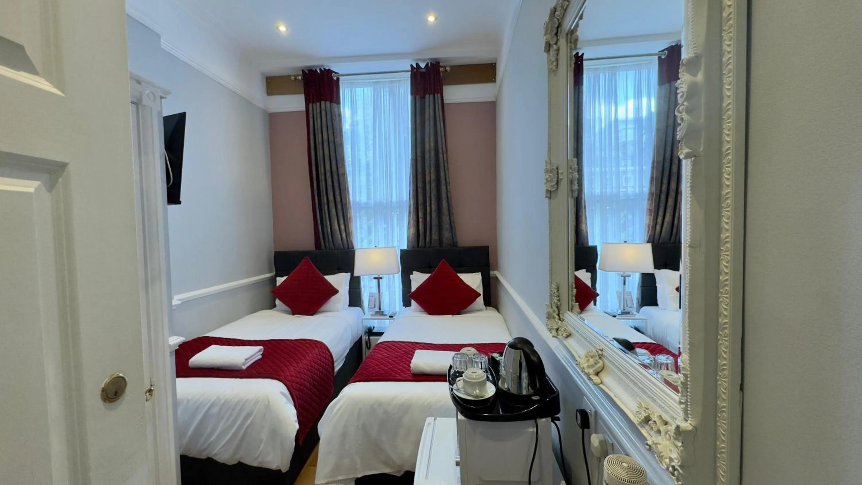 Bed in Classic Hyde Park Hotel