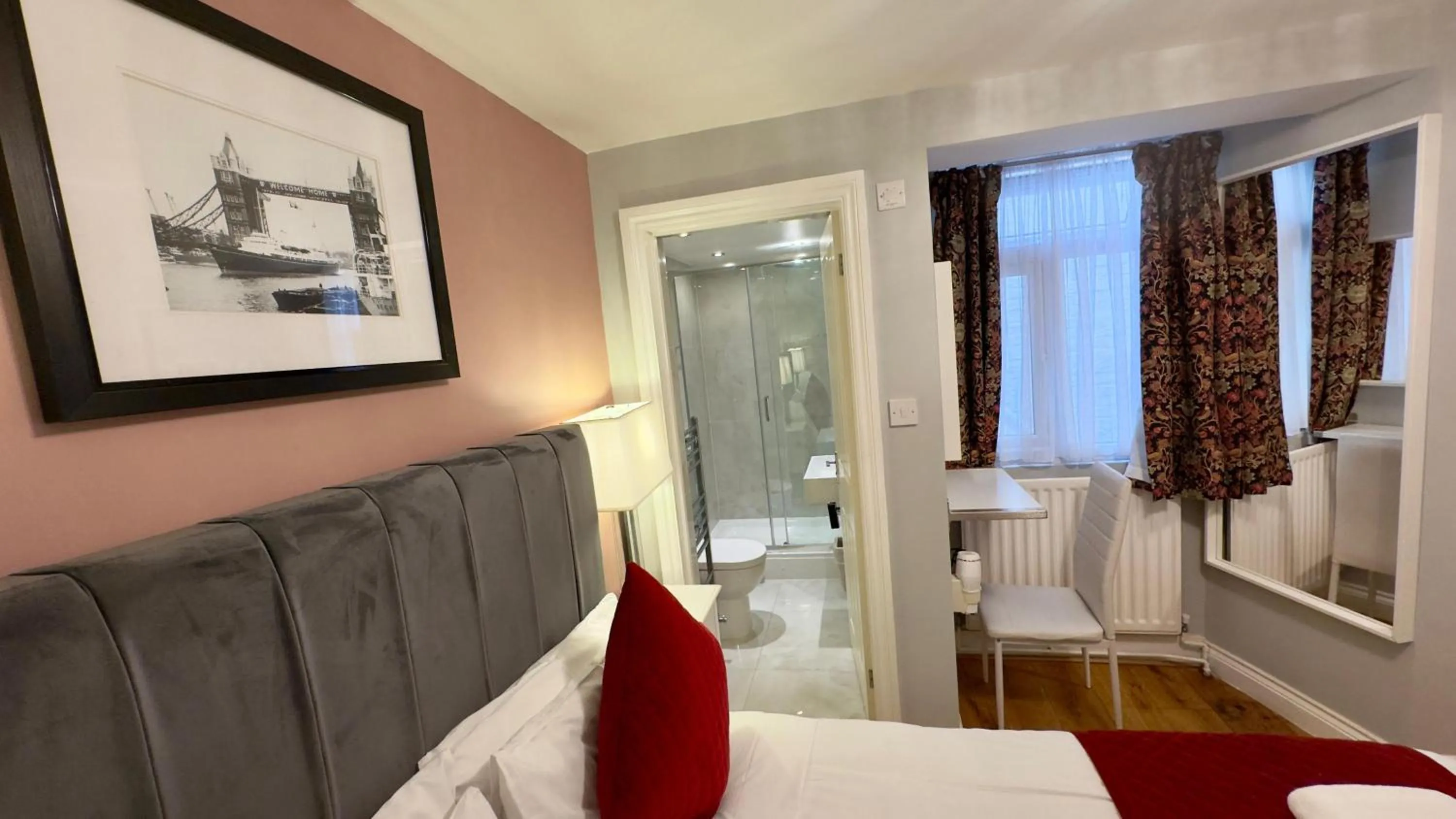 Bed in Classic Hyde Park Hotel