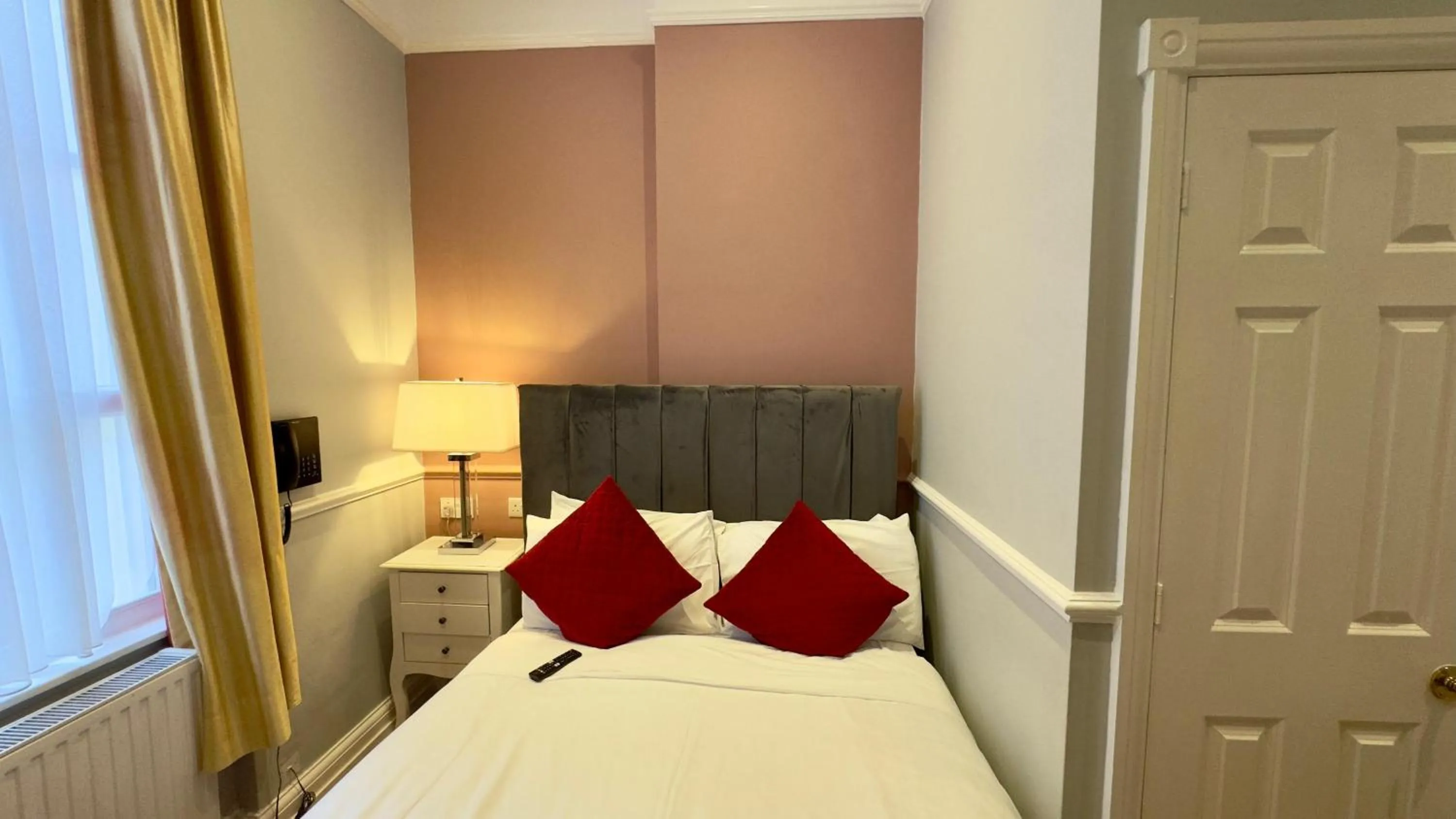 Bed in Classic Hyde Park Hotel