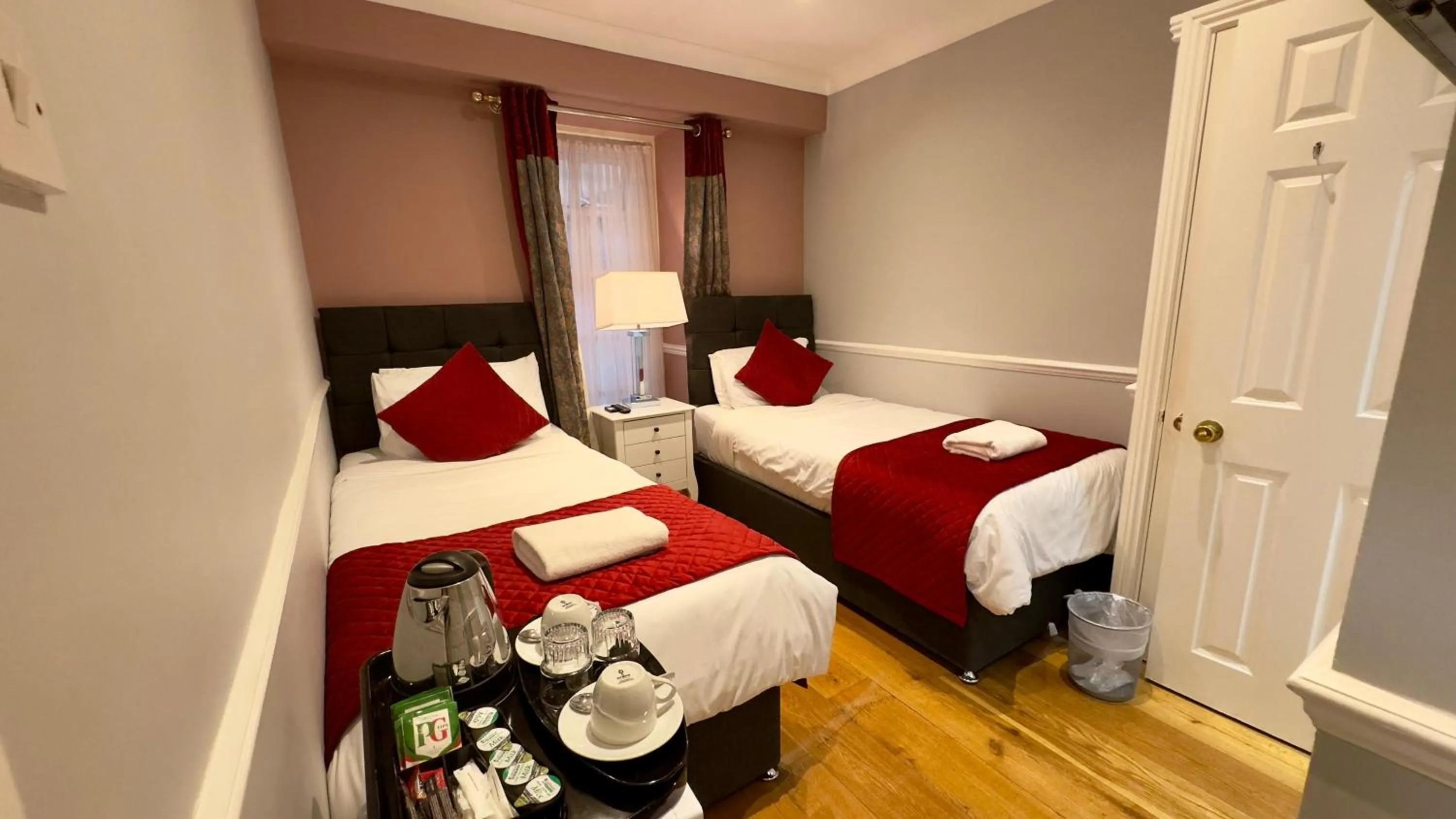 Bed in Classic Hyde Park Hotel