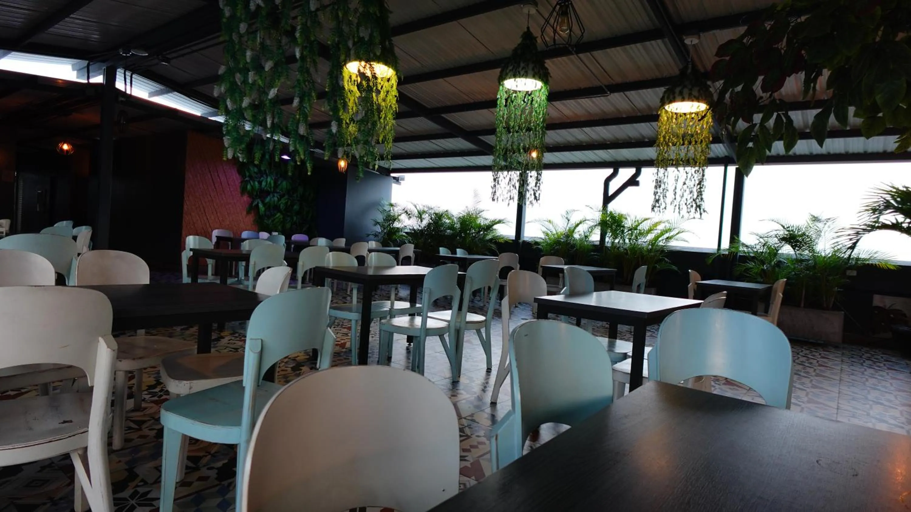 Restaurant/places to eat in Hotel Doral Inn