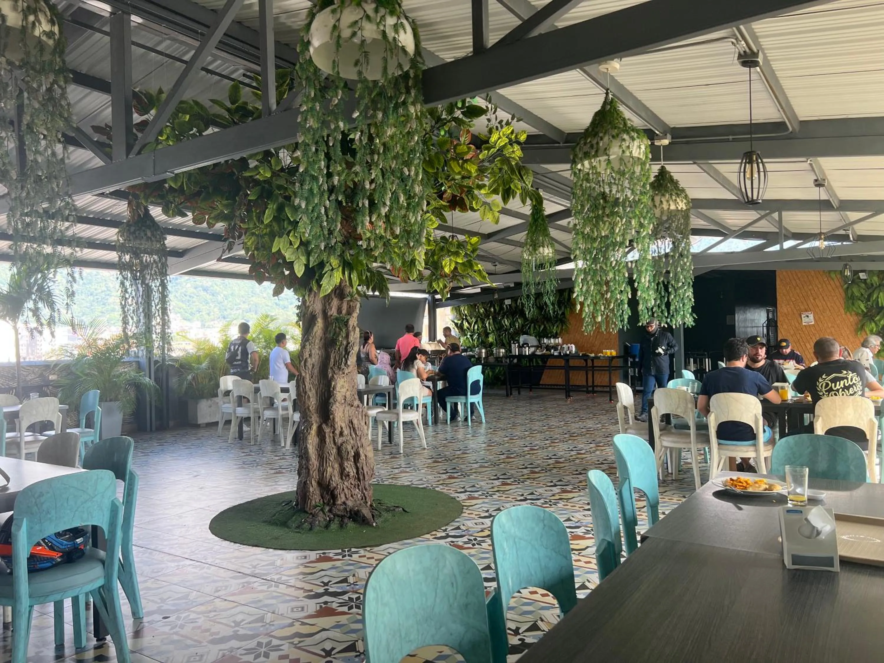 Restaurant/places to eat in Hotel Doral Inn