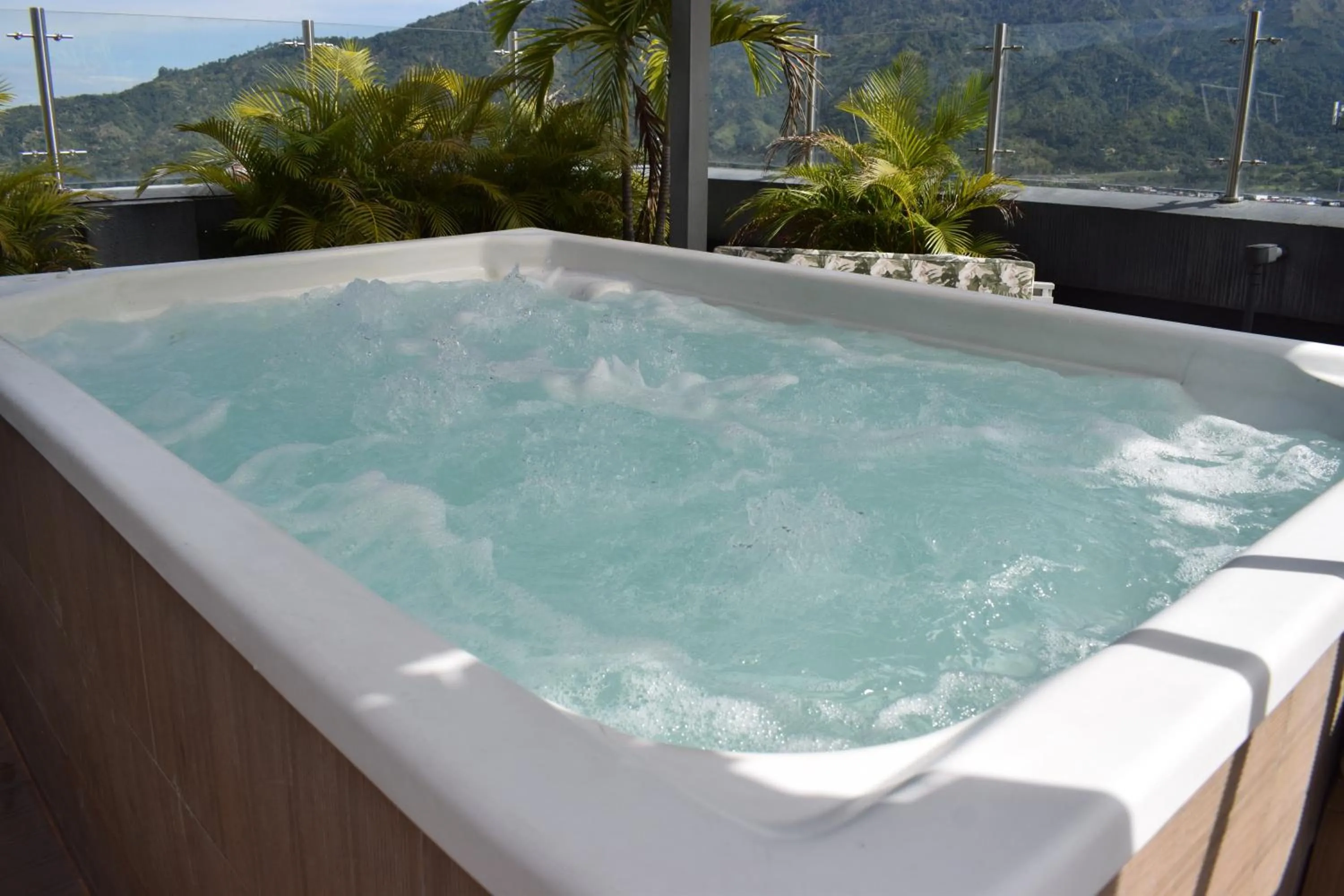 Hot Tub in Hotel Doral Inn