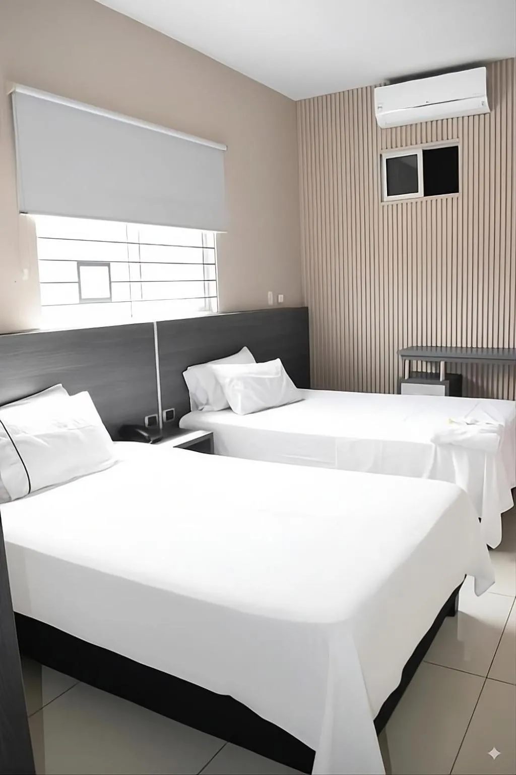 Bed in Hotel Doral Inn