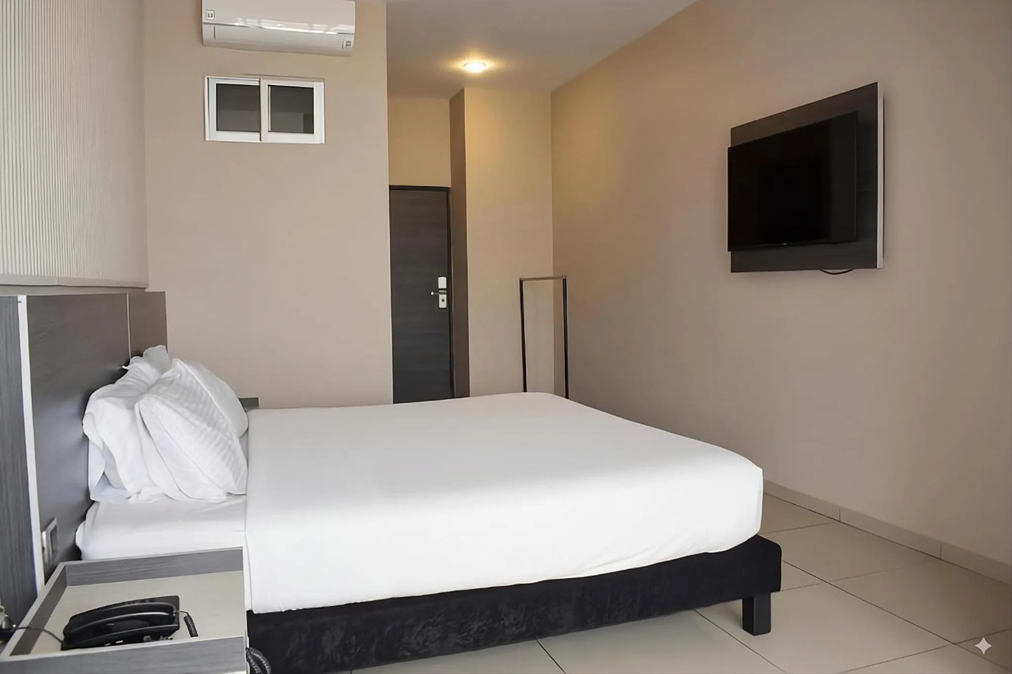 Bed in Hotel Doral Inn