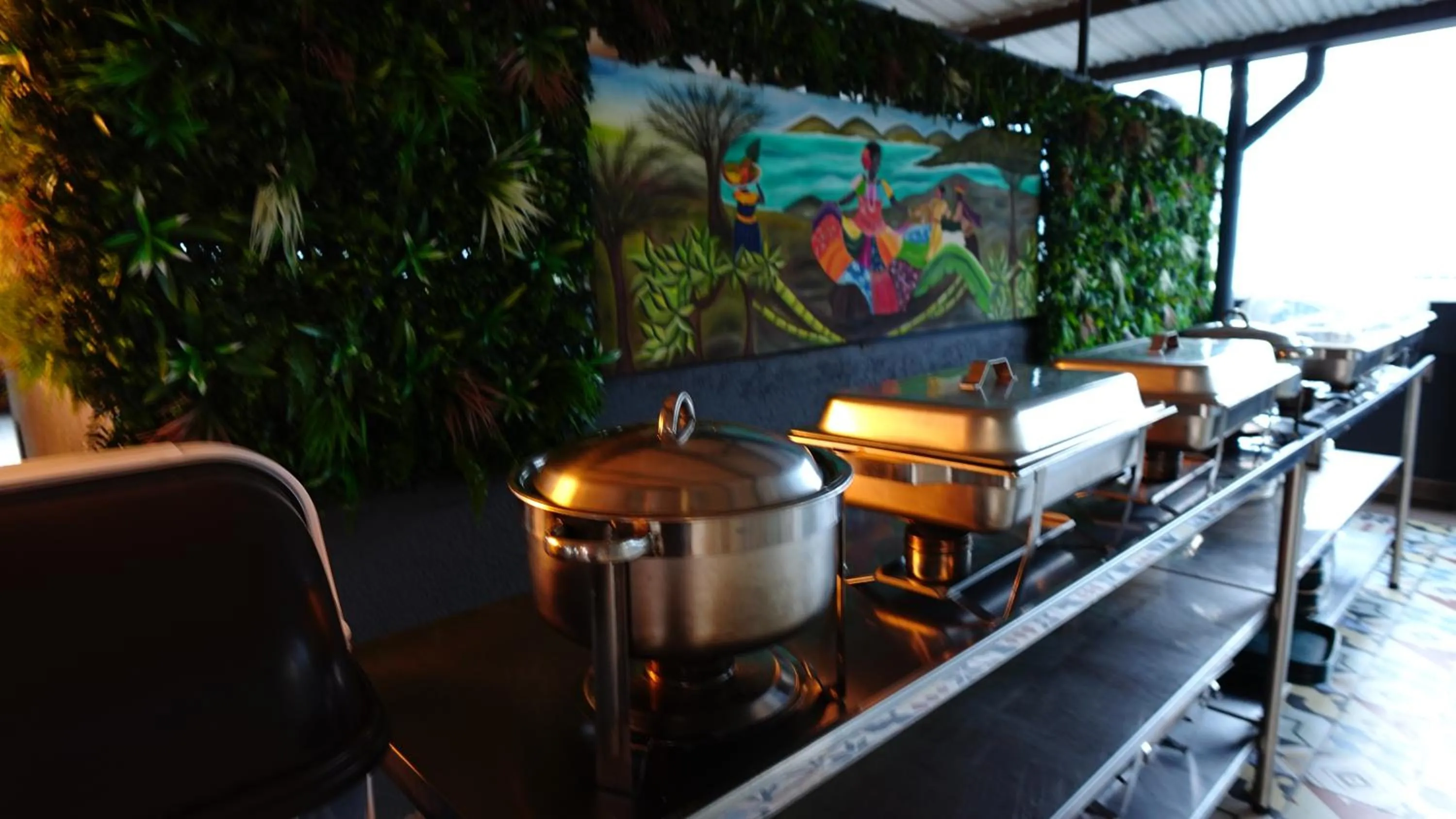 Restaurant/places to eat in Hotel Doral Inn