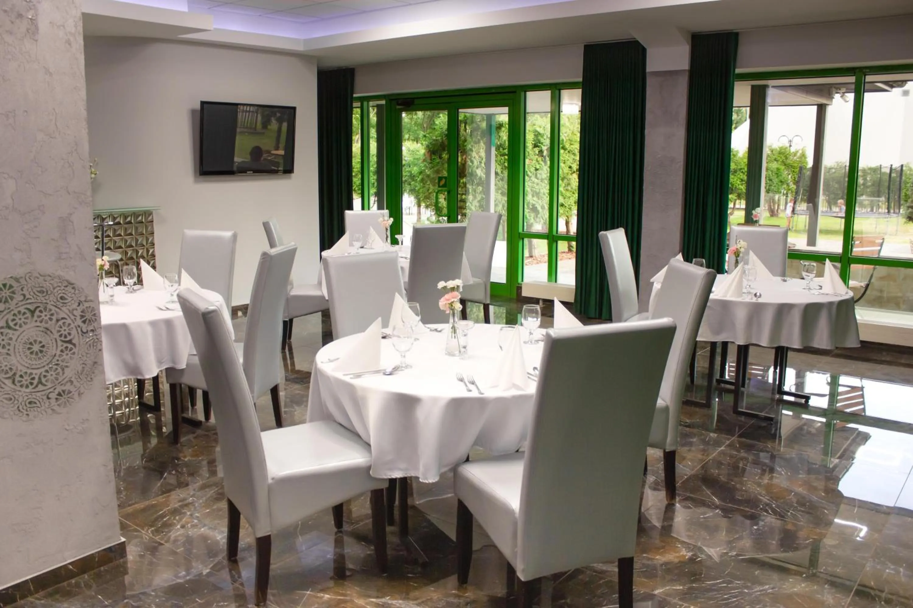 Restaurant/places to eat in Hotel Promenada Biznes & Wypoczynek