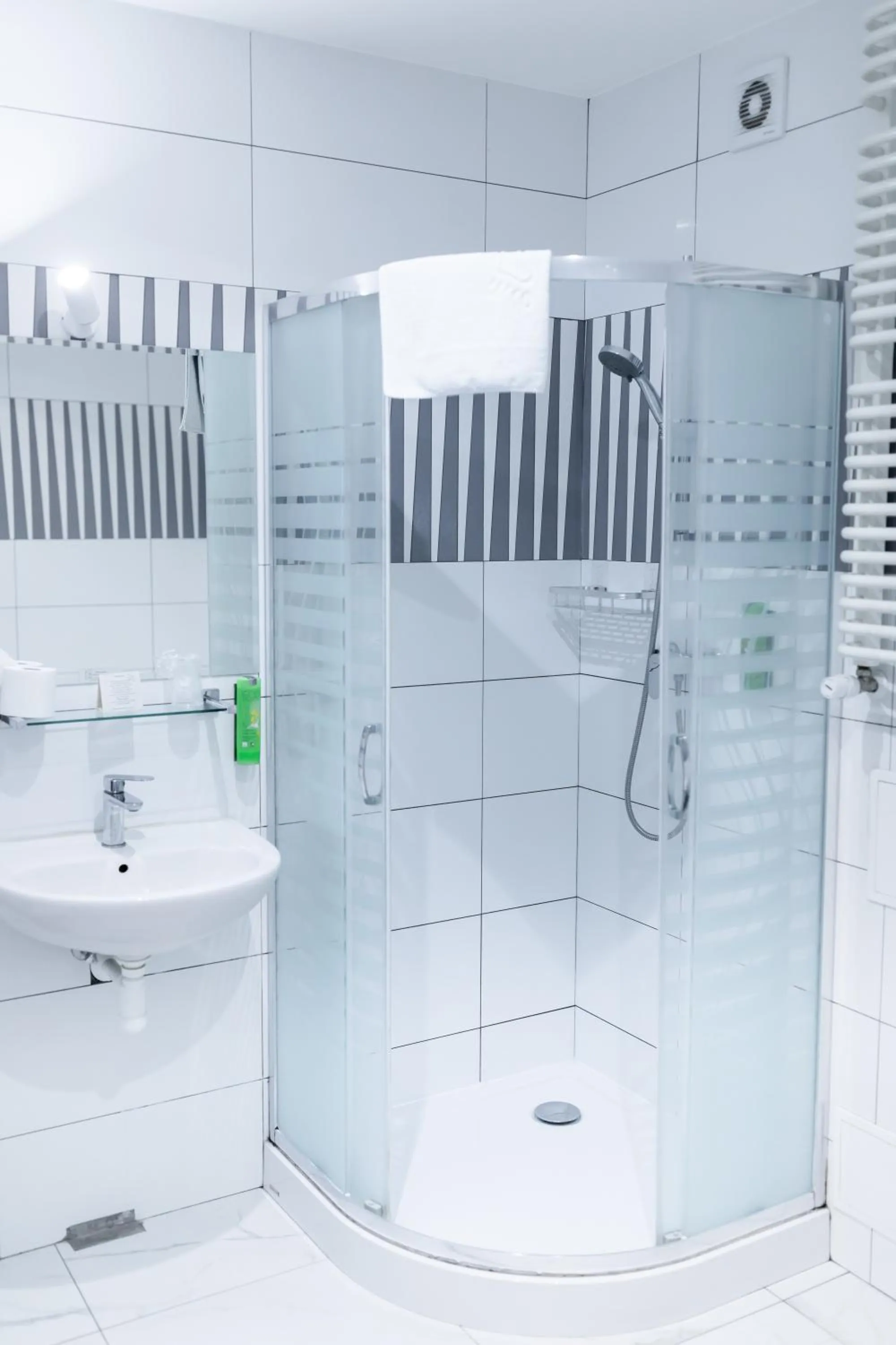 Shower in Hotel Promenada Biznes & Wypoczynek