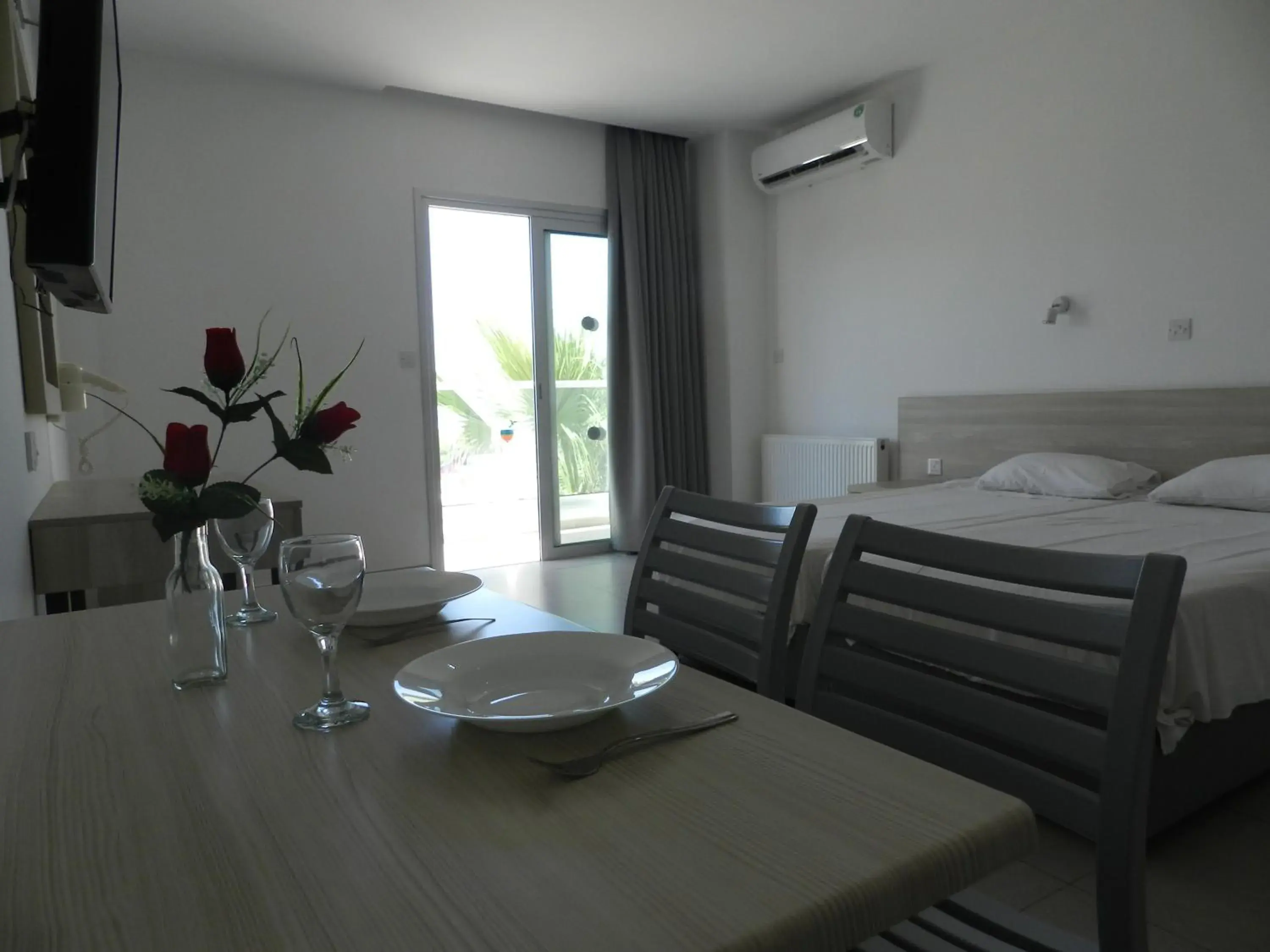 Bed in Evabelle Napa Hotel Apartments Bed in Evabelle Napa Hotel Apartments