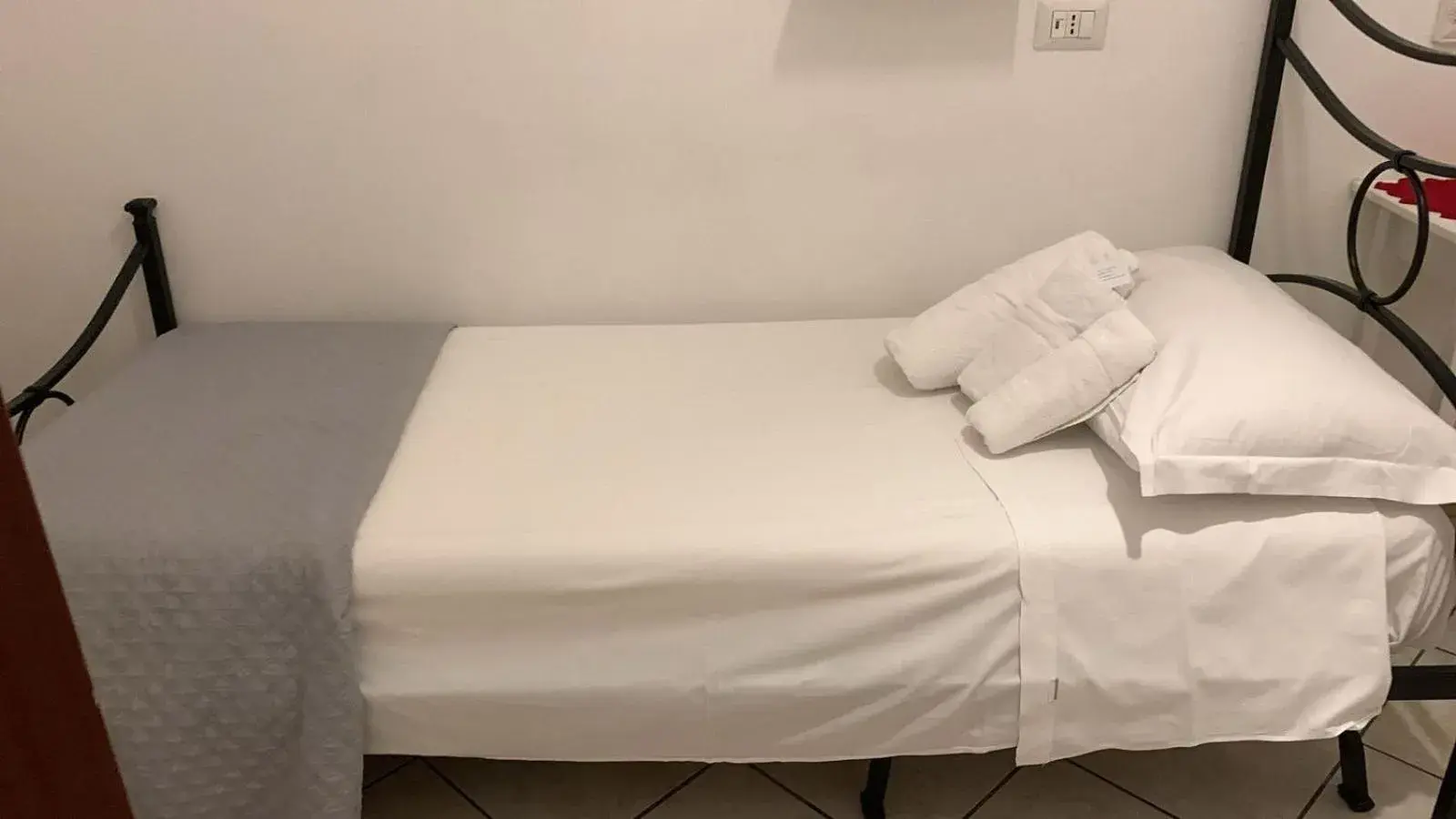 Single Room with Shared Bathroom in In the Center Guesthouse Single Room with Shared Bathroom in In the Center Guesthouse