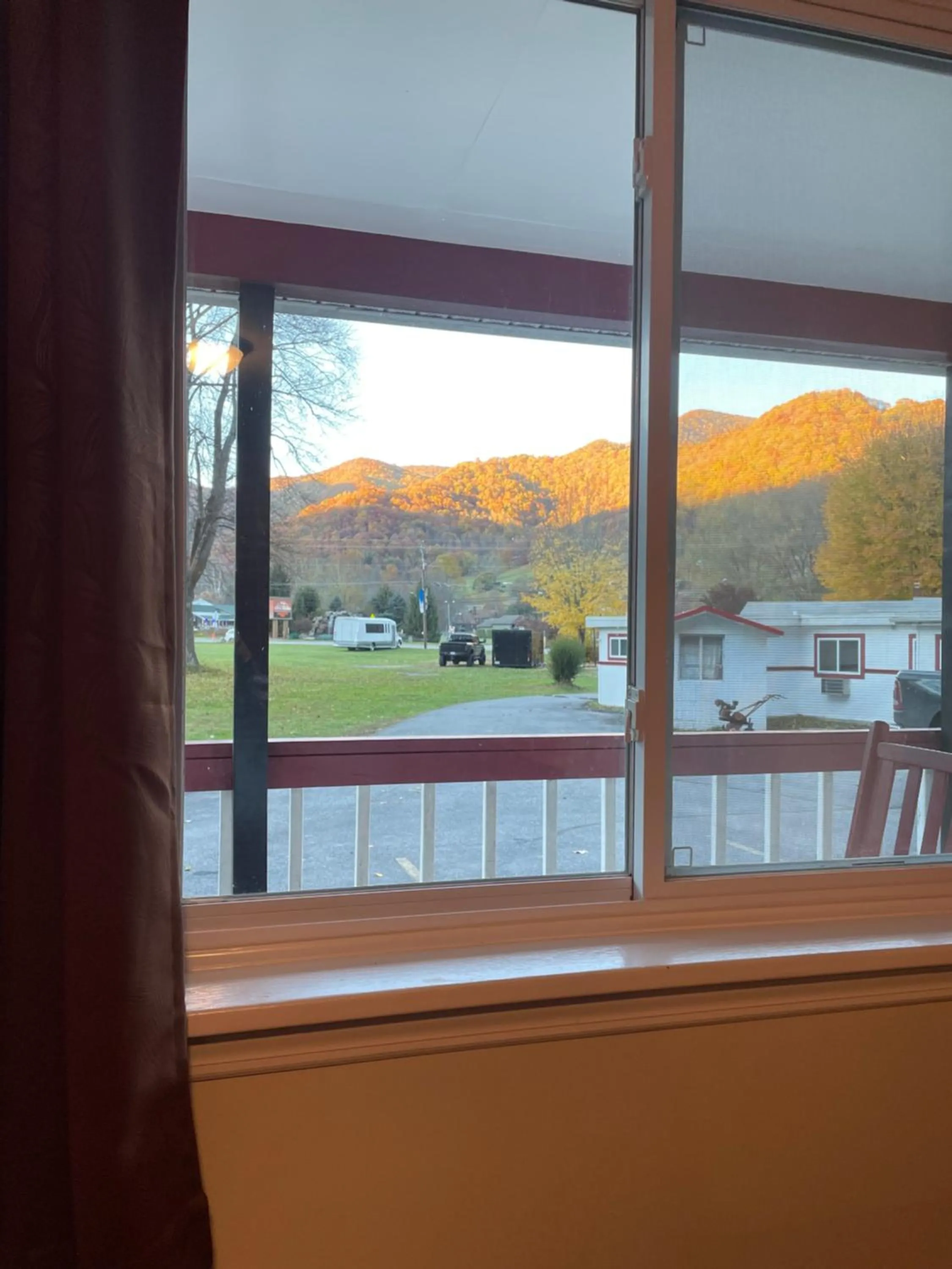 A Holiday Motel - Maggie Valley