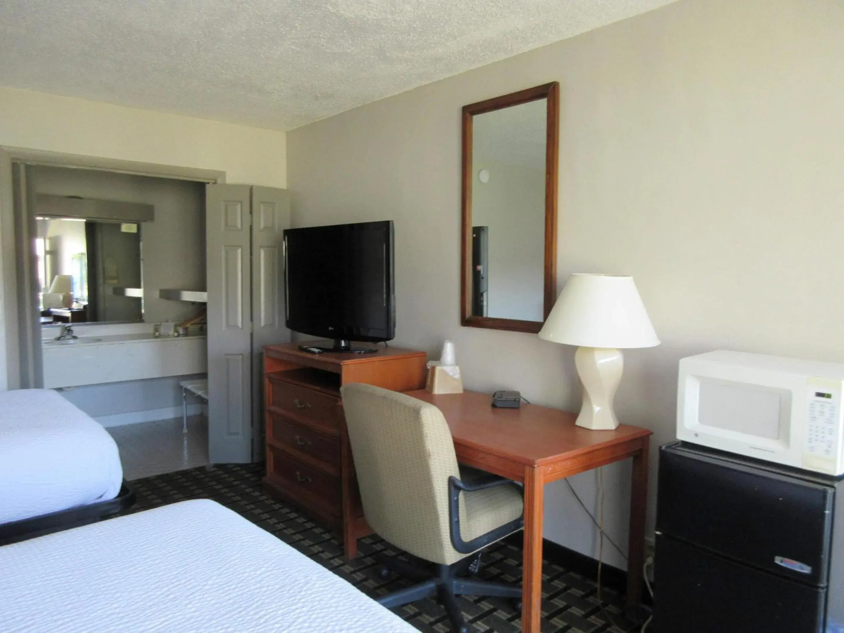 Bedroom, Bed in Clarion Inn Southern Pines - Pinehurst Bedroom, Bed in Clarion Inn Southern Pines - Pinehurst