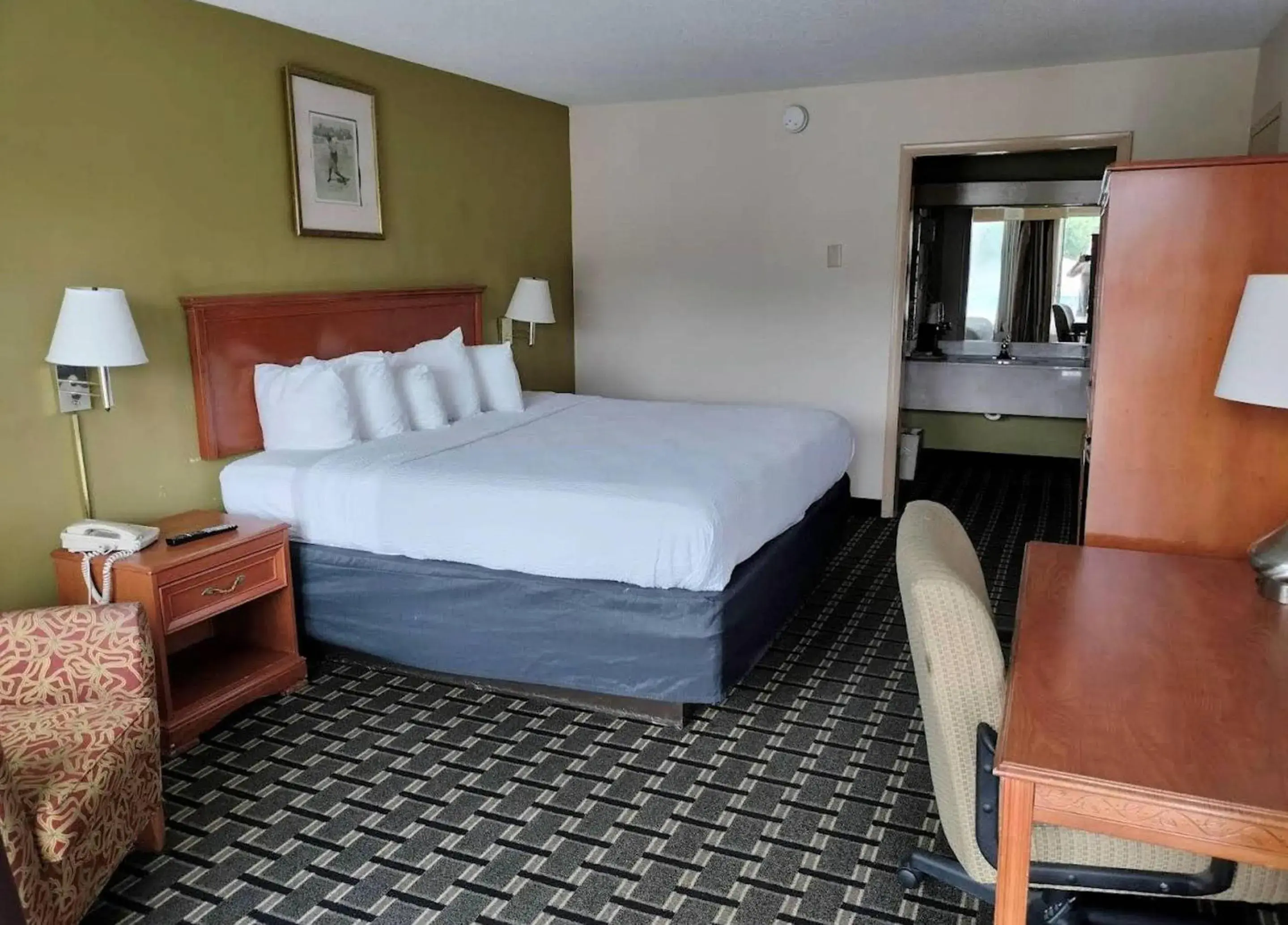 Bedroom, Bed in Clarion Inn Southern Pines - Pinehurst Bedroom, Bed in Clarion Inn Southern Pines - Pinehurst