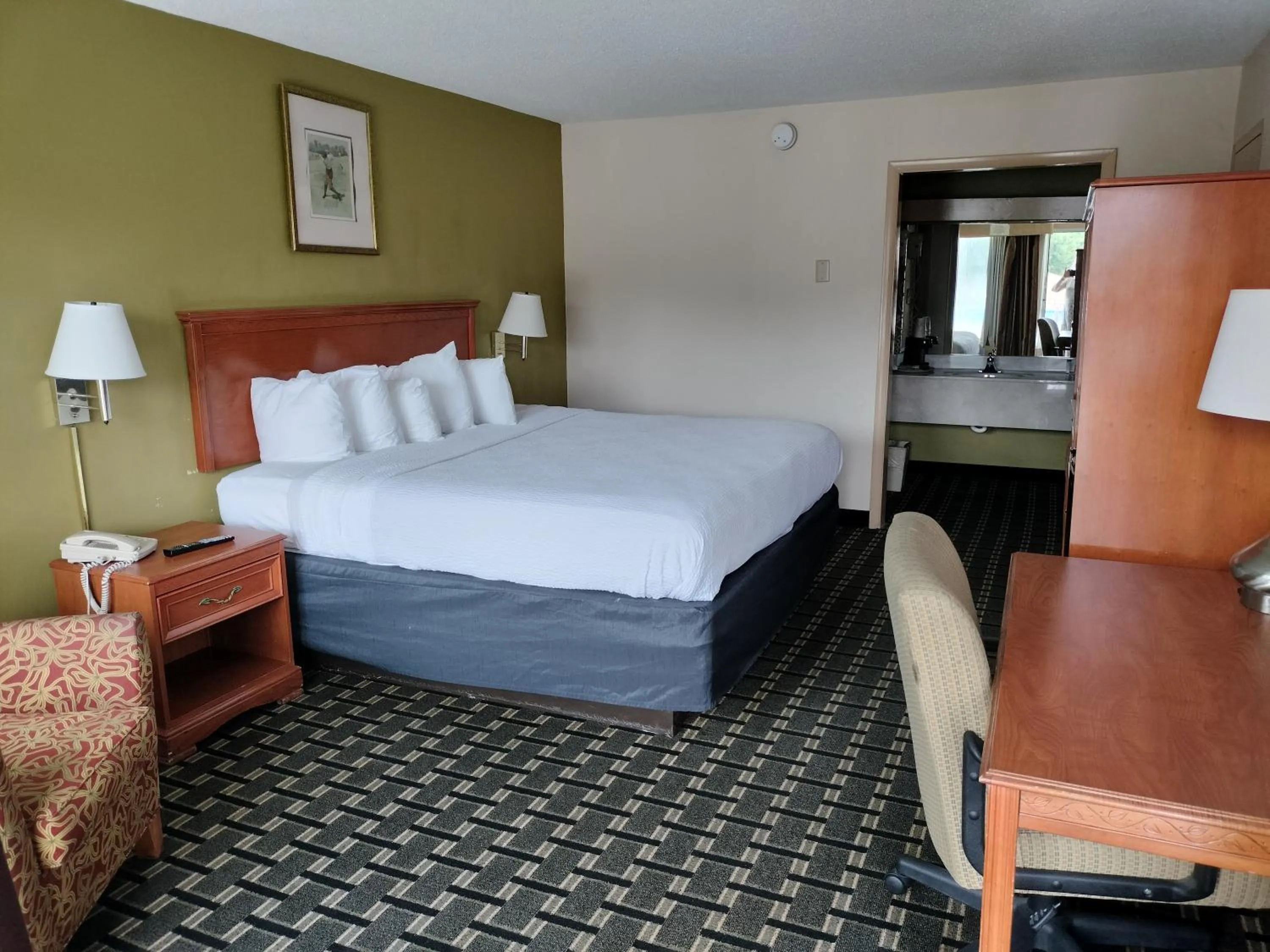 Photo of the whole room, Bed in Days Inn & Conf Center by Wyndham Southern Pines Pinehurst