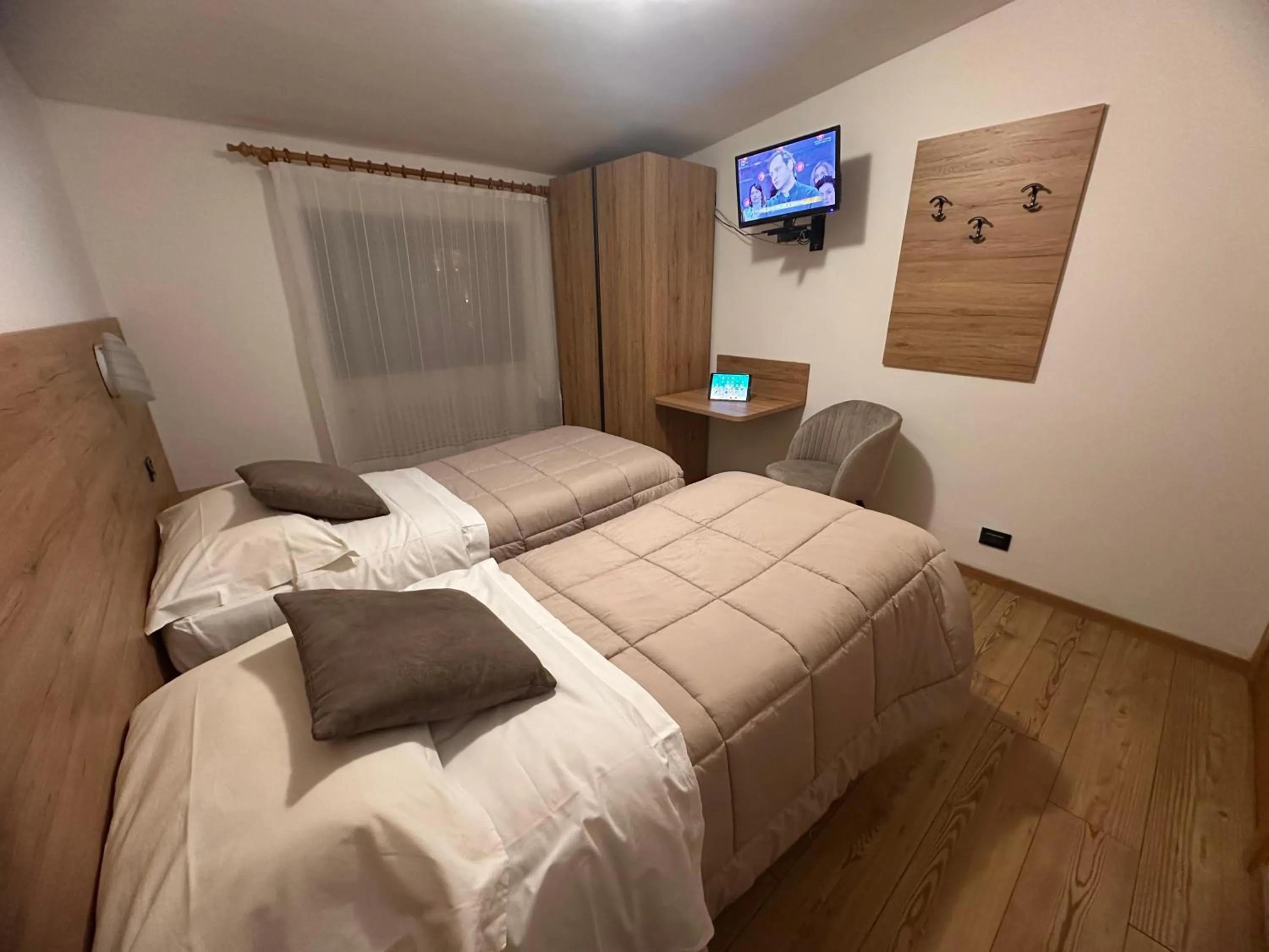 Communal lounge/ TV room, Bed in Hotel Zeni