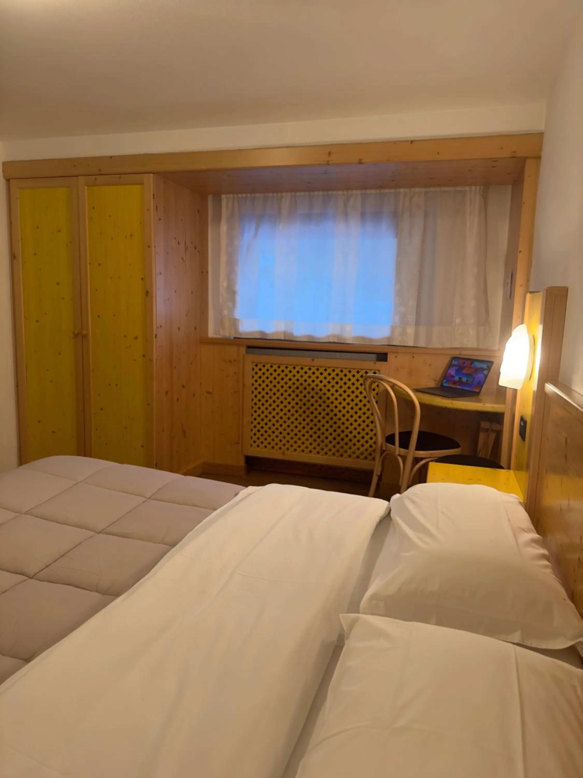 Winter, Bed in Hotel Zeni