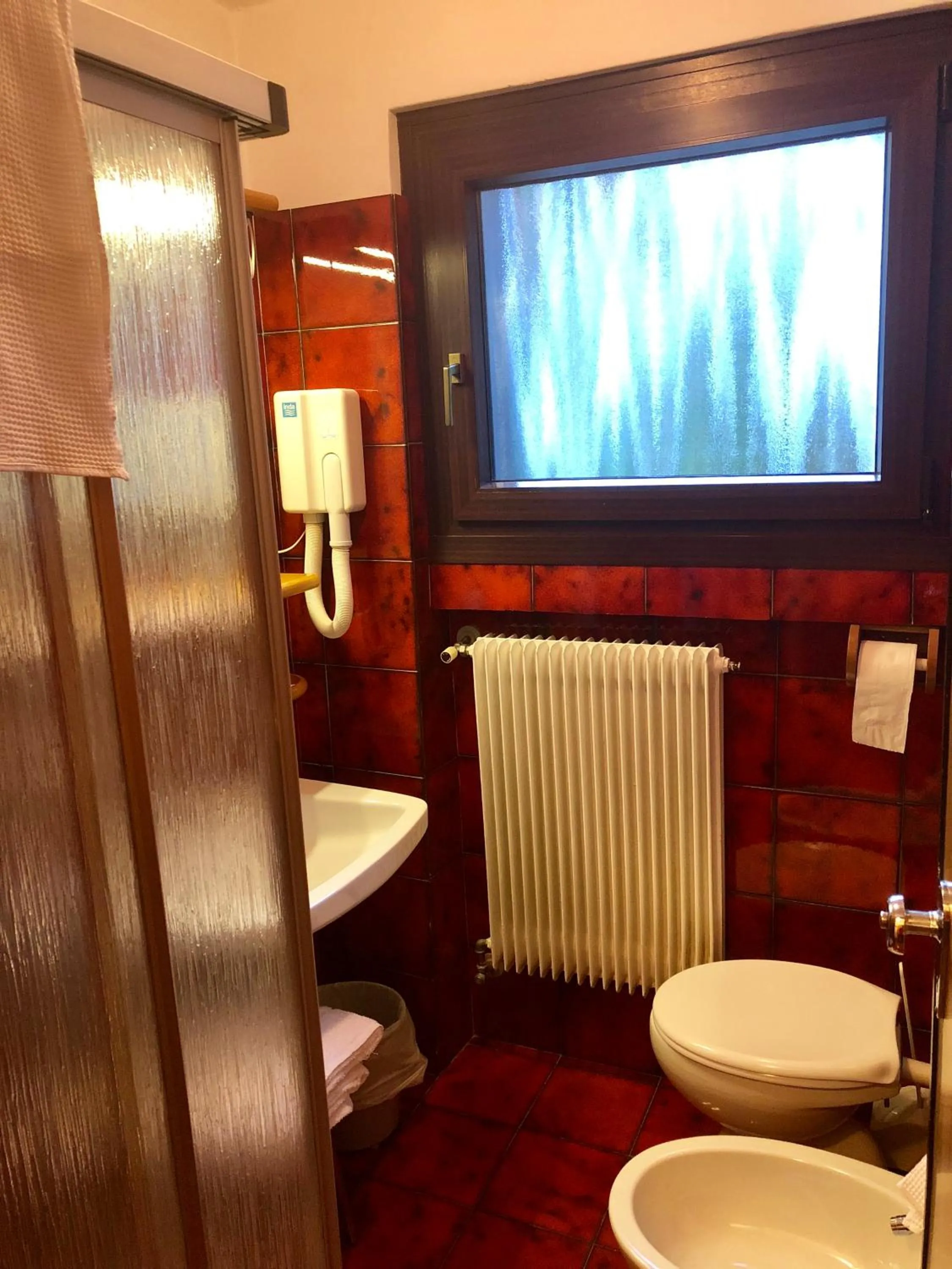 Shower in Hotel Zeni