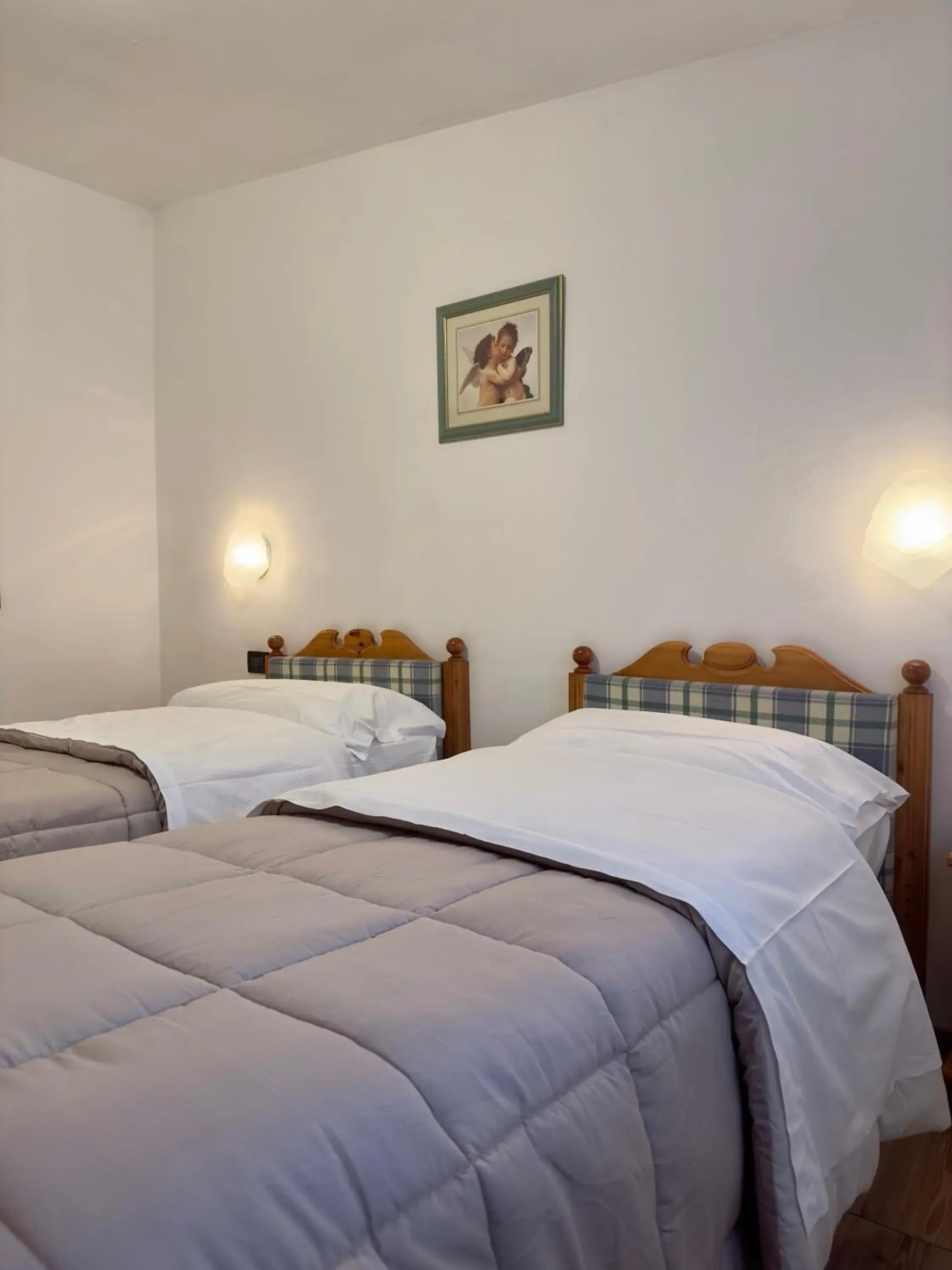 Economy Twin Room in Hotel Zeni Economy Twin Room in Hotel Zeni