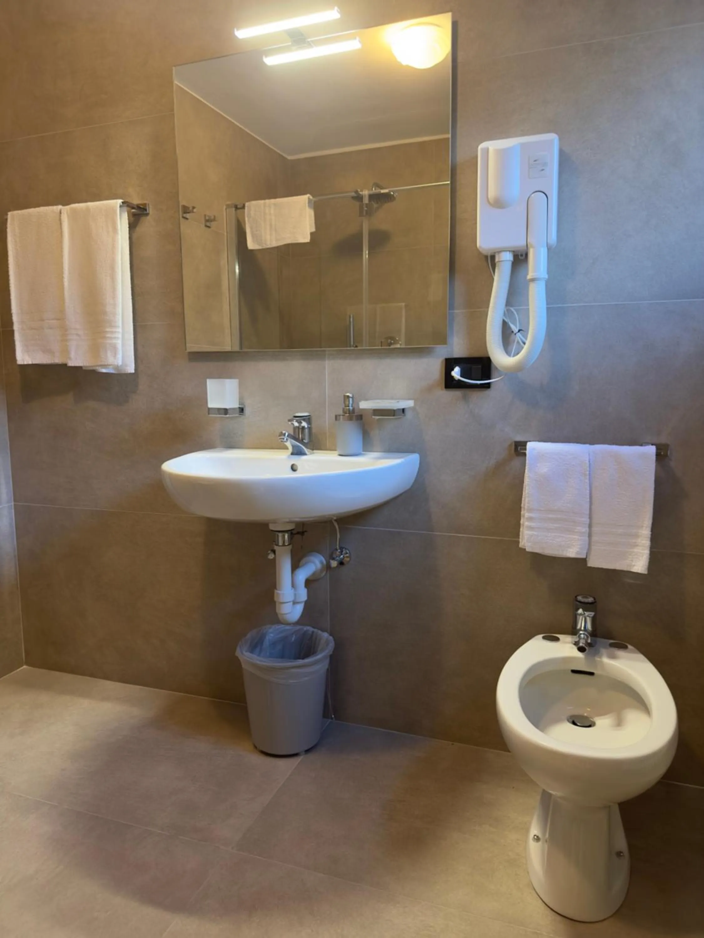 Shower in Hotel Zeni