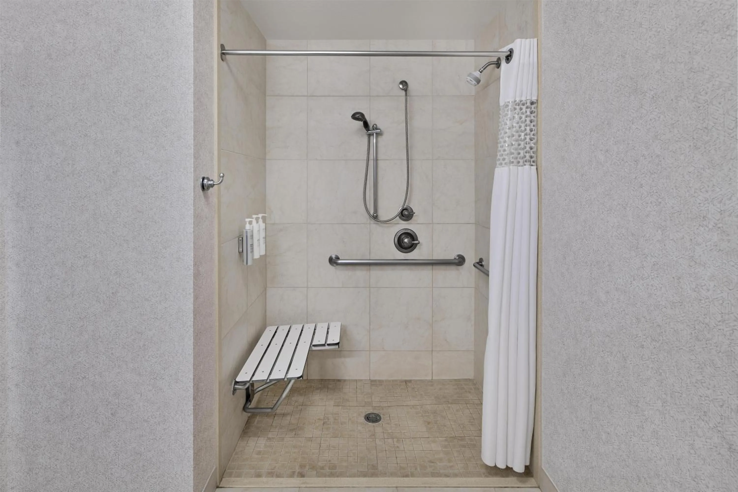 Bathroom in Hampton Inn Vernon