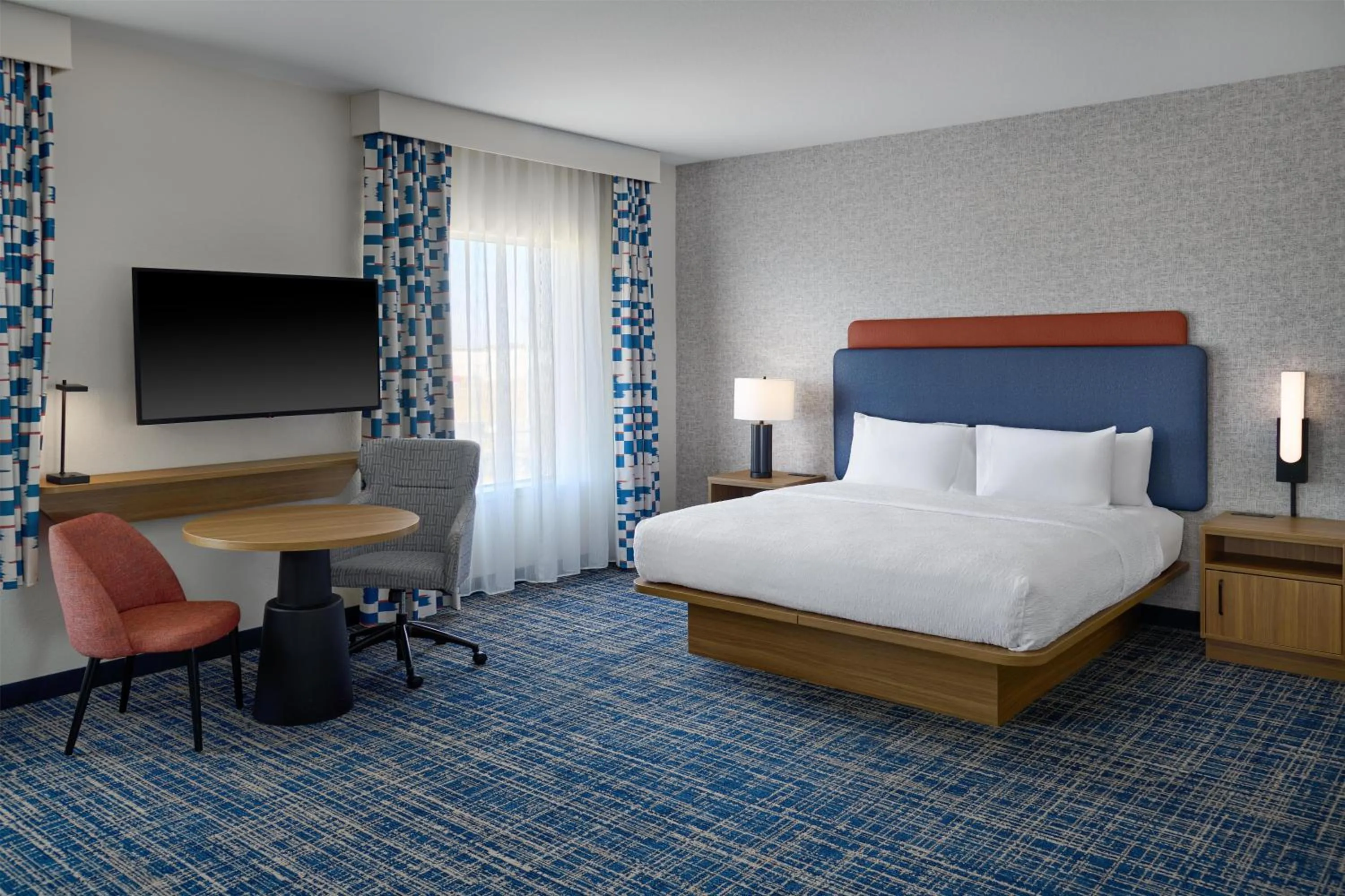 Bedroom, Bed in Hampton Inn Vernon