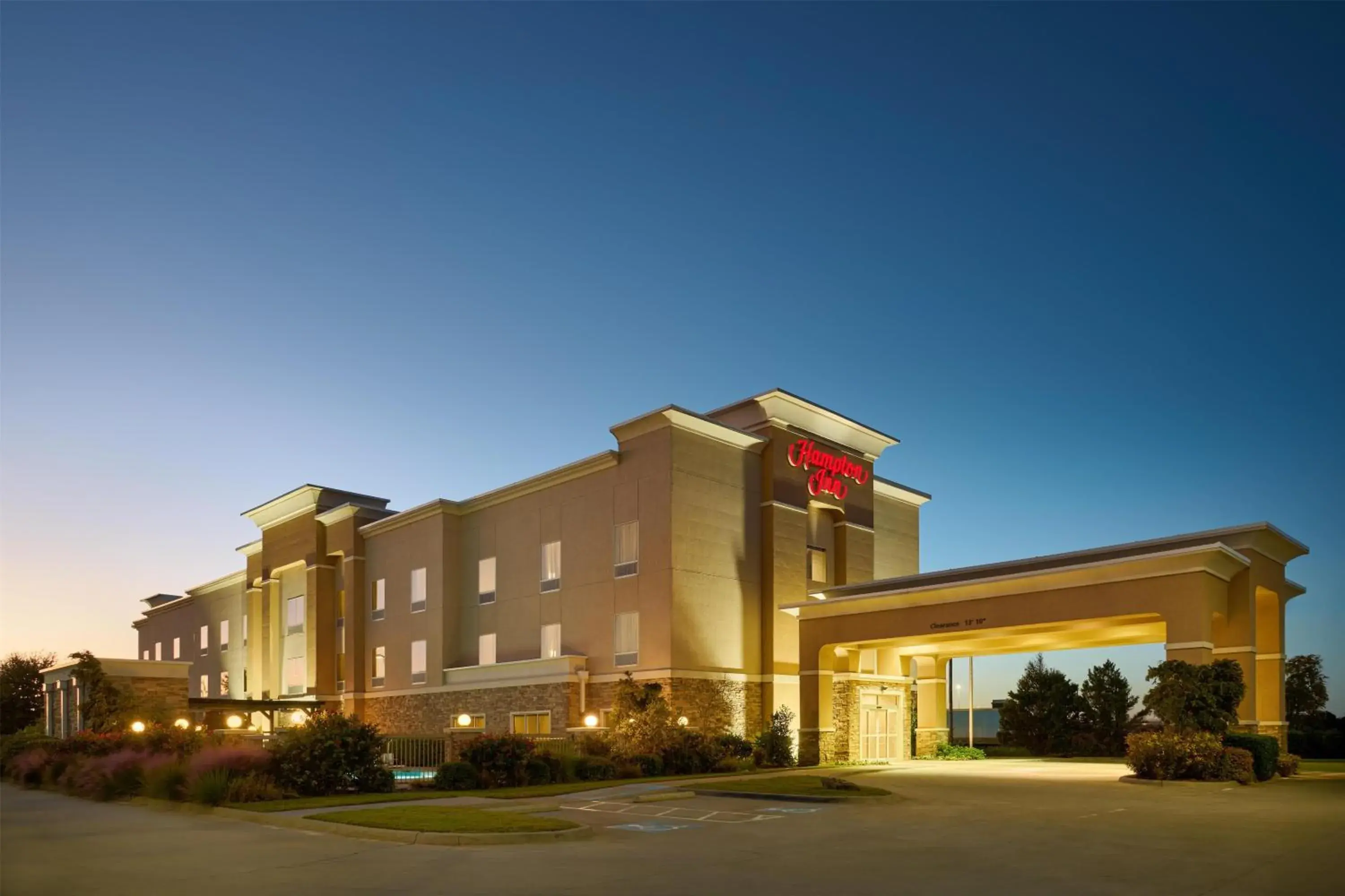 Property building in Hampton Inn Vernon Property building in Hampton Inn Vernon