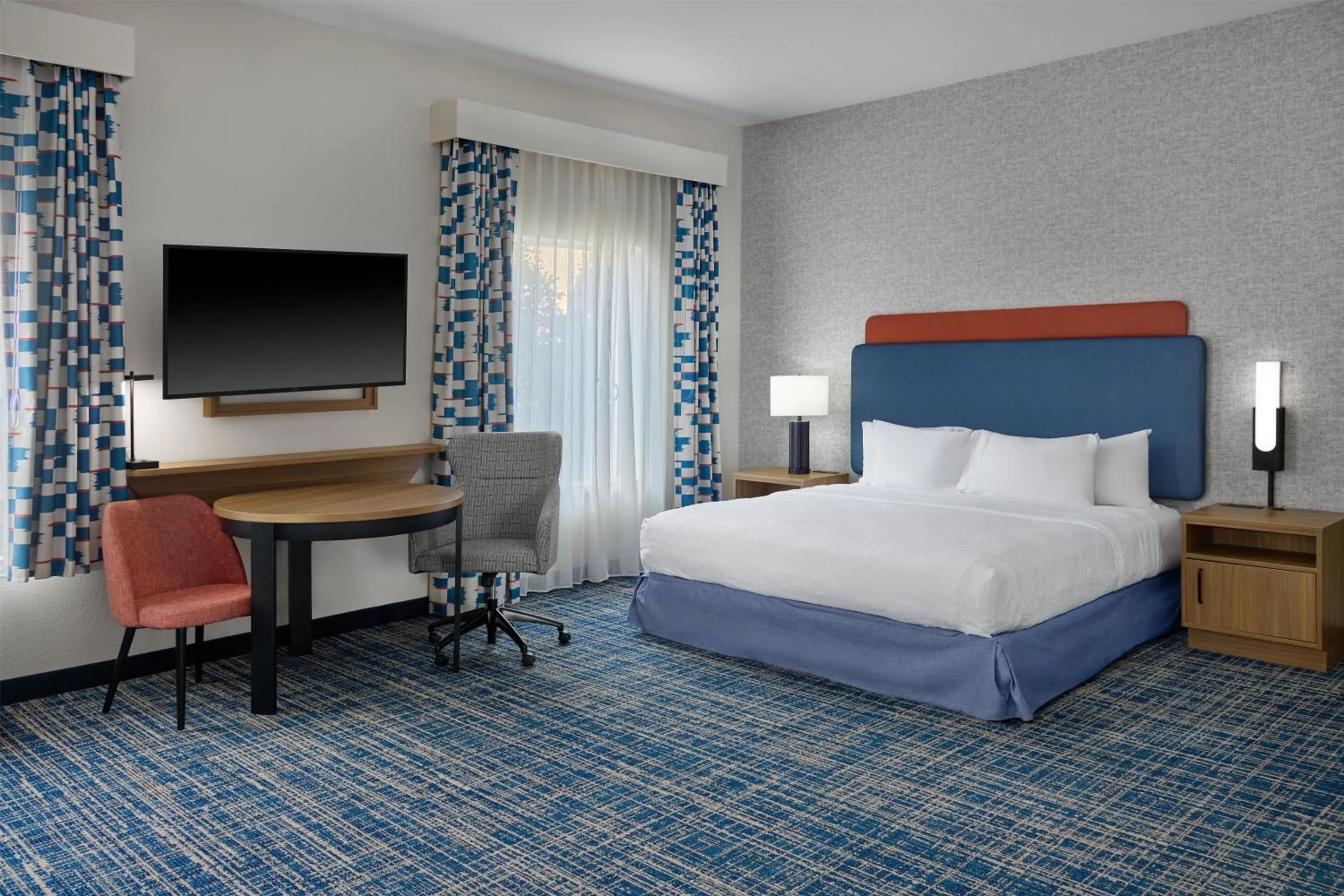 Bedroom, Bed in Hampton Inn Vernon