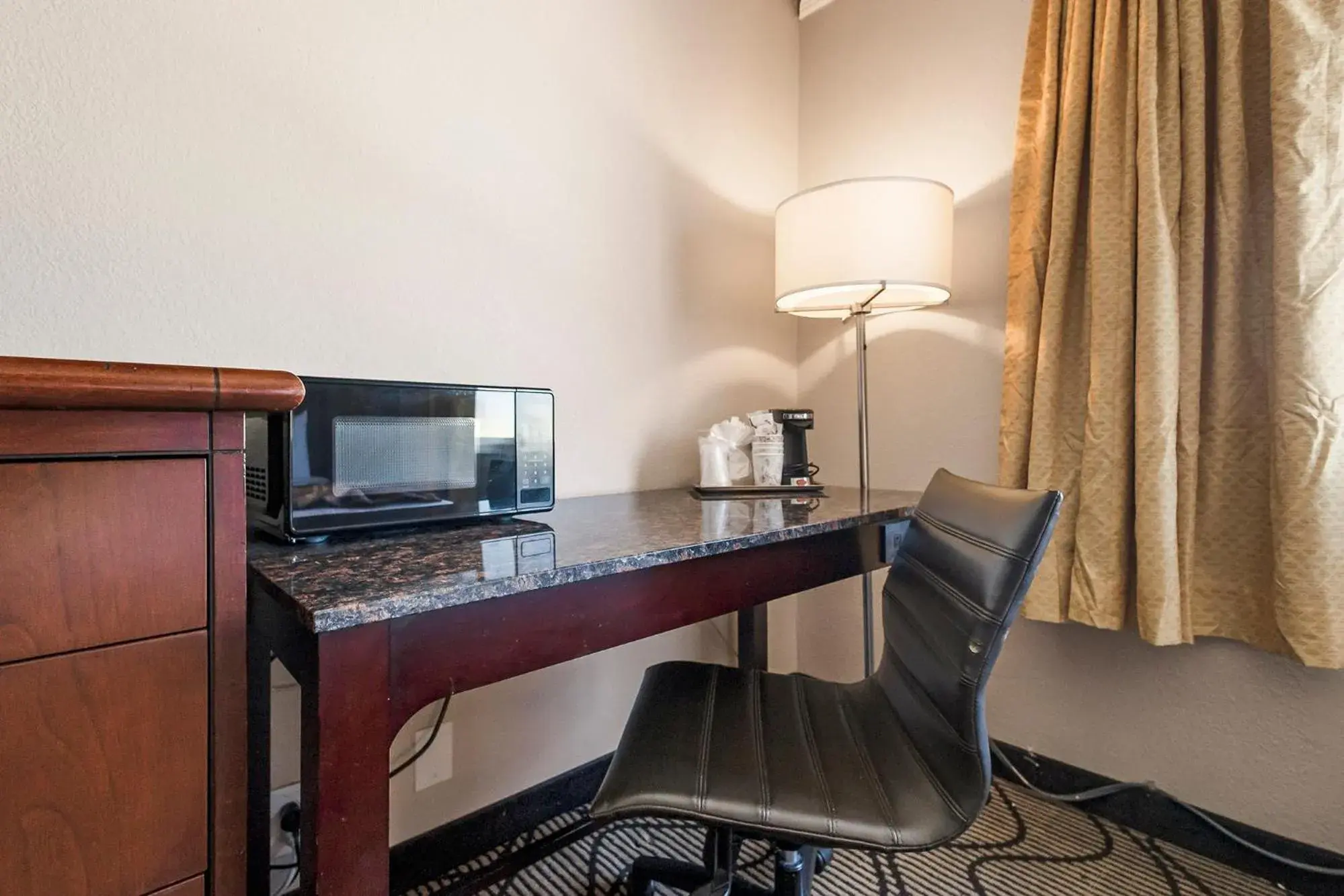 Queen Room - Non-Smoking in Jack London Inn Queen Room - Non-Smoking in Jack London Inn