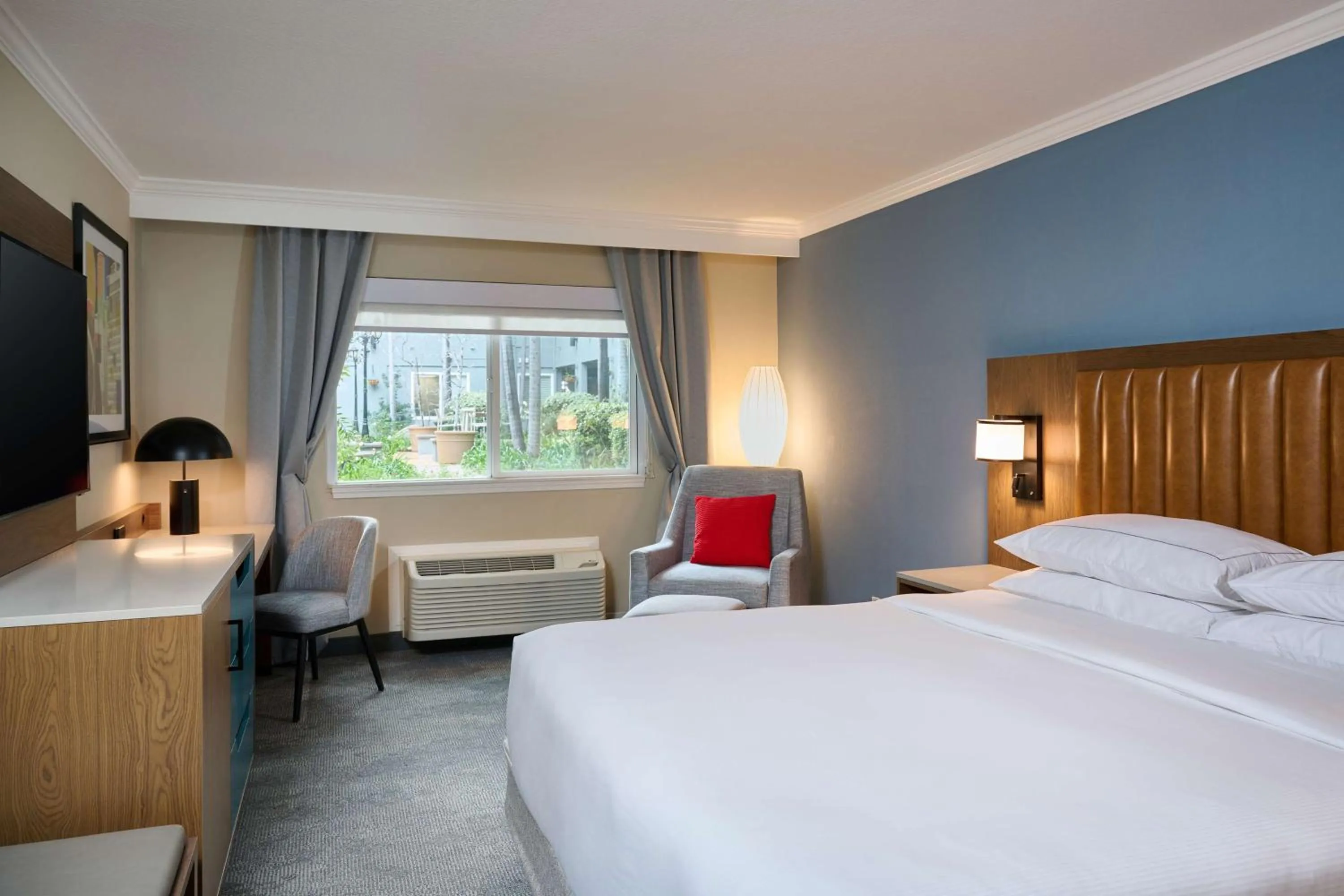 Bed in DoubleTree by Hilton Chatsworth