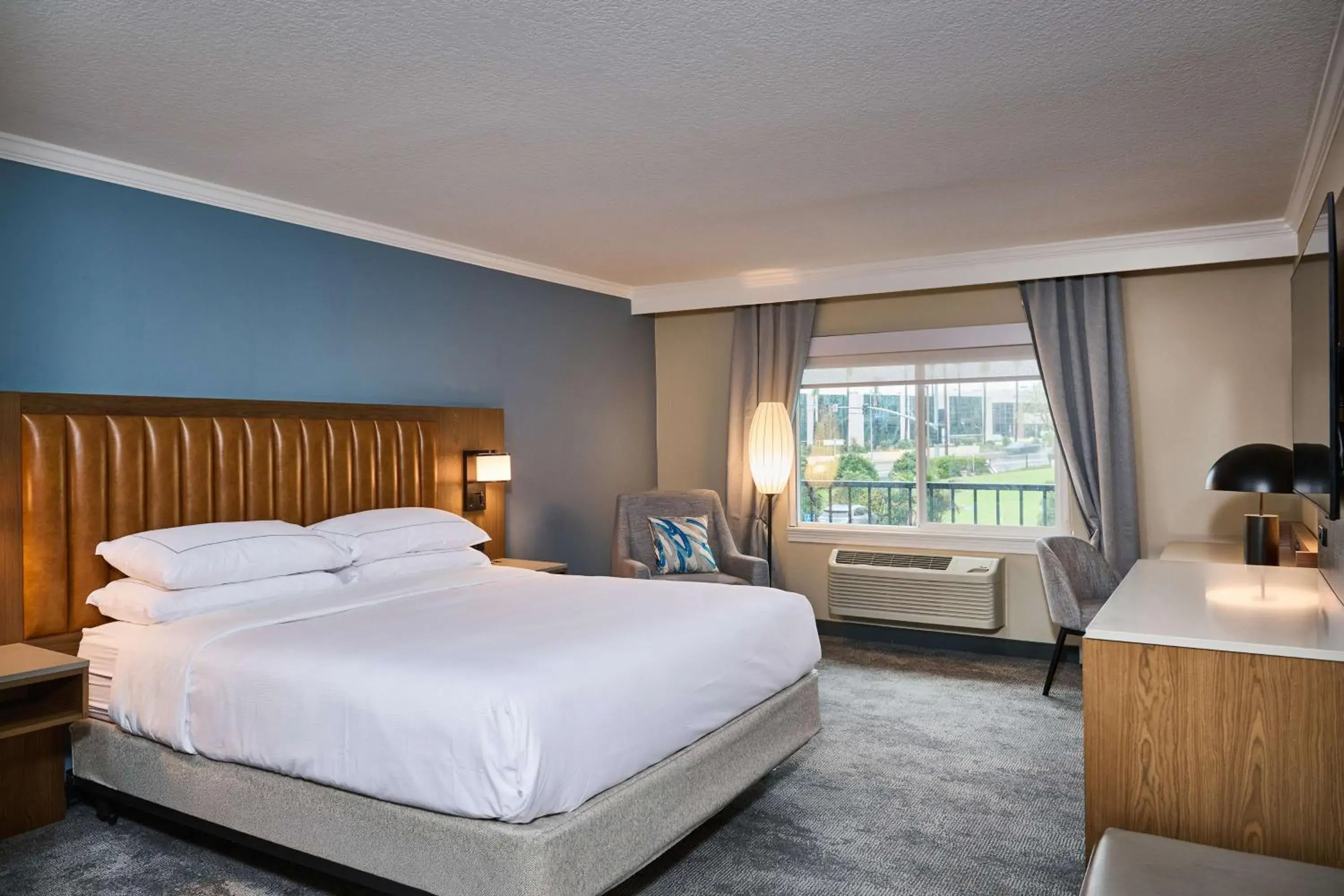 Bed in DoubleTree by Hilton Chatsworth Bed in DoubleTree by Hilton Chatsworth