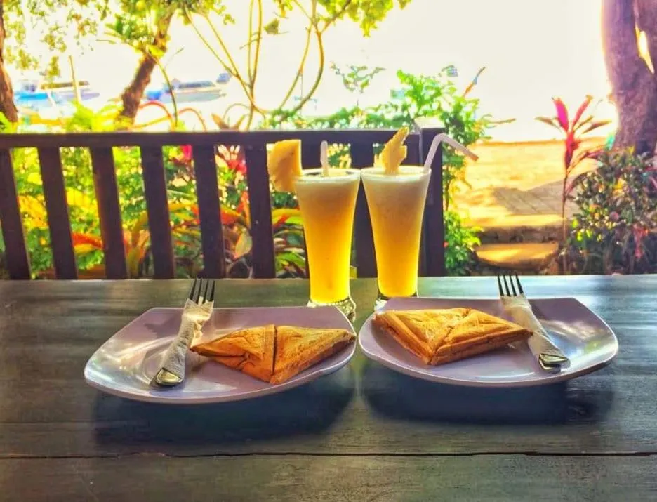 Breakfast in Jemeluk Beach Bungalows