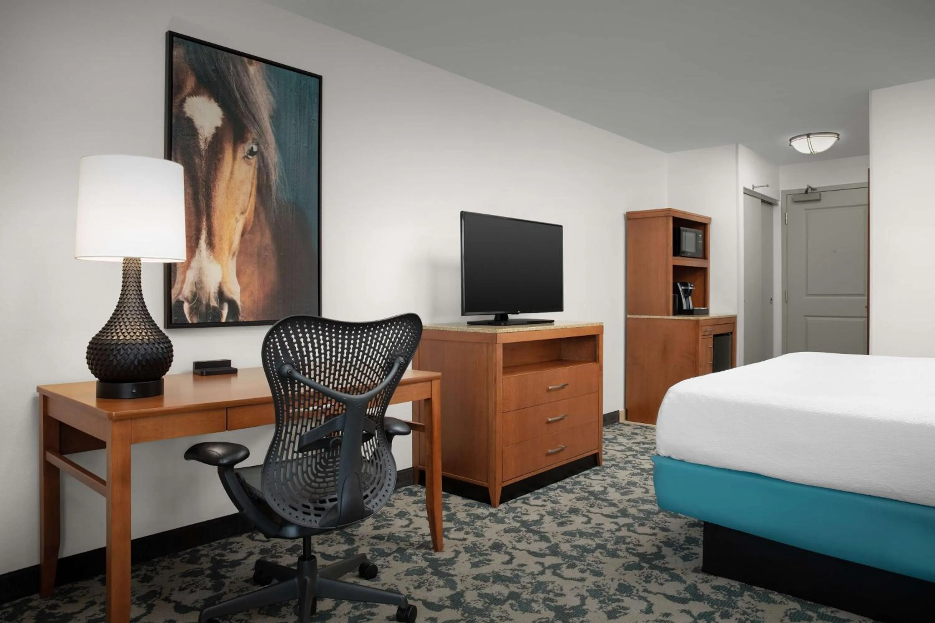 Bedroom, Bed in Hilton Garden Inn Fort Worth Medical Center