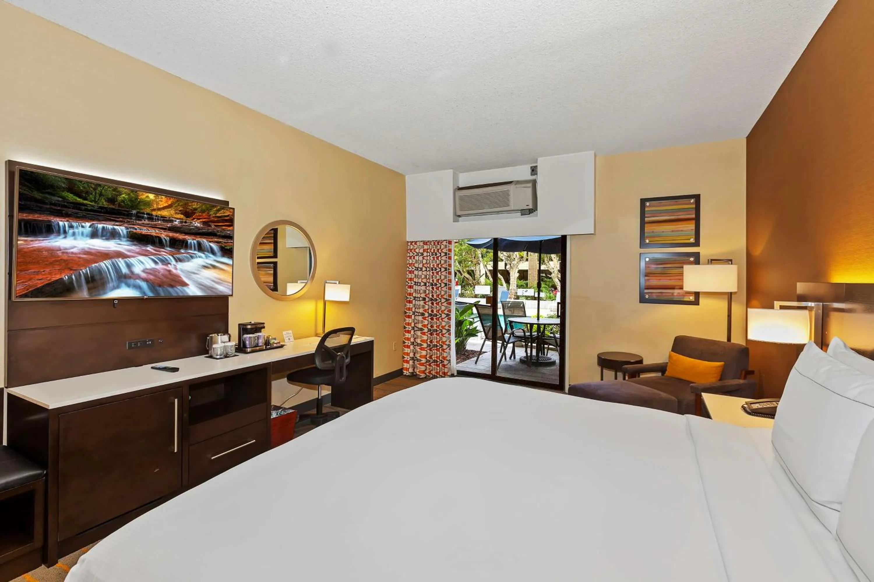 Bedroom, Bed in Doubletree by Hilton Whittier