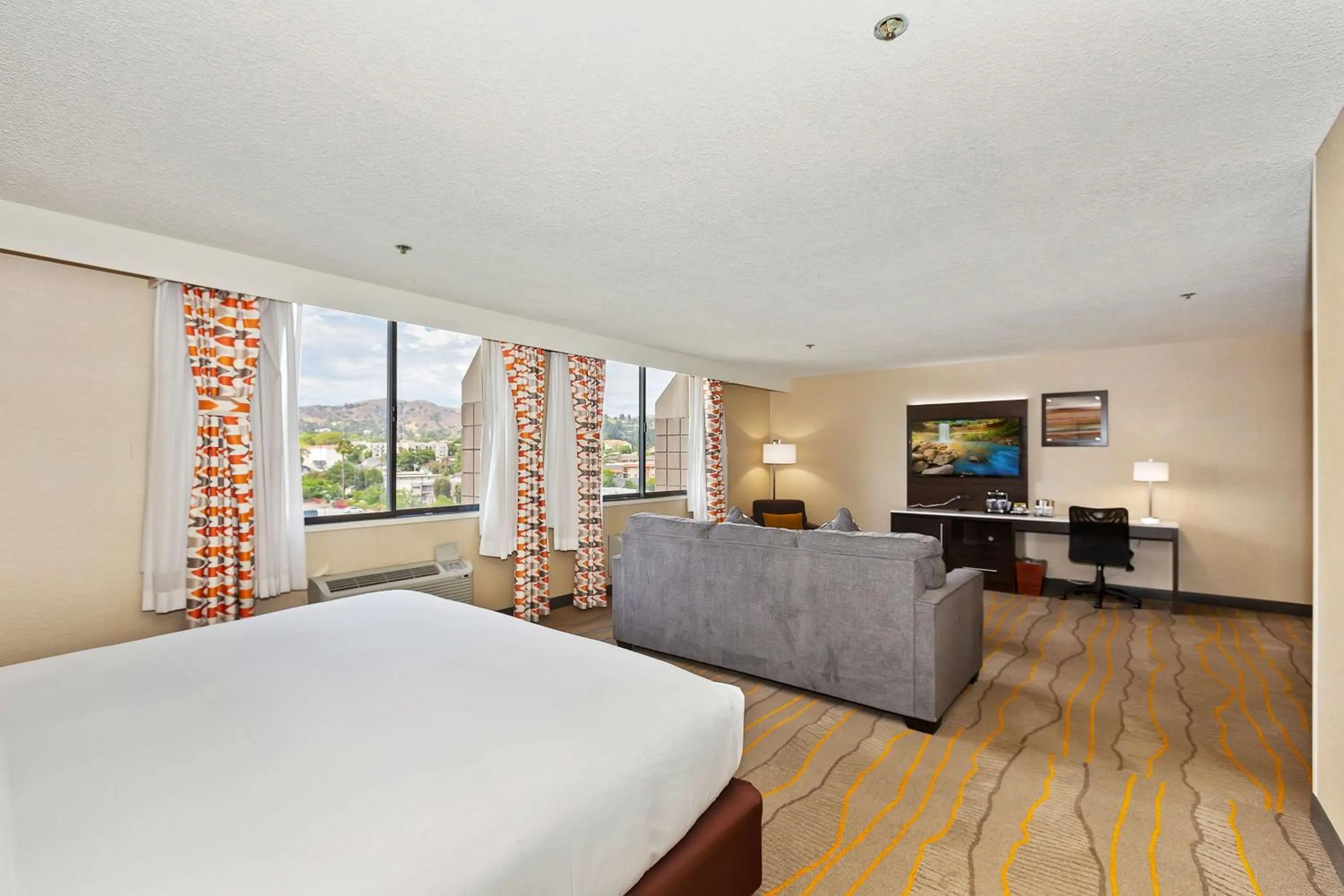 Living room, Bed in Doubletree by Hilton Whittier
