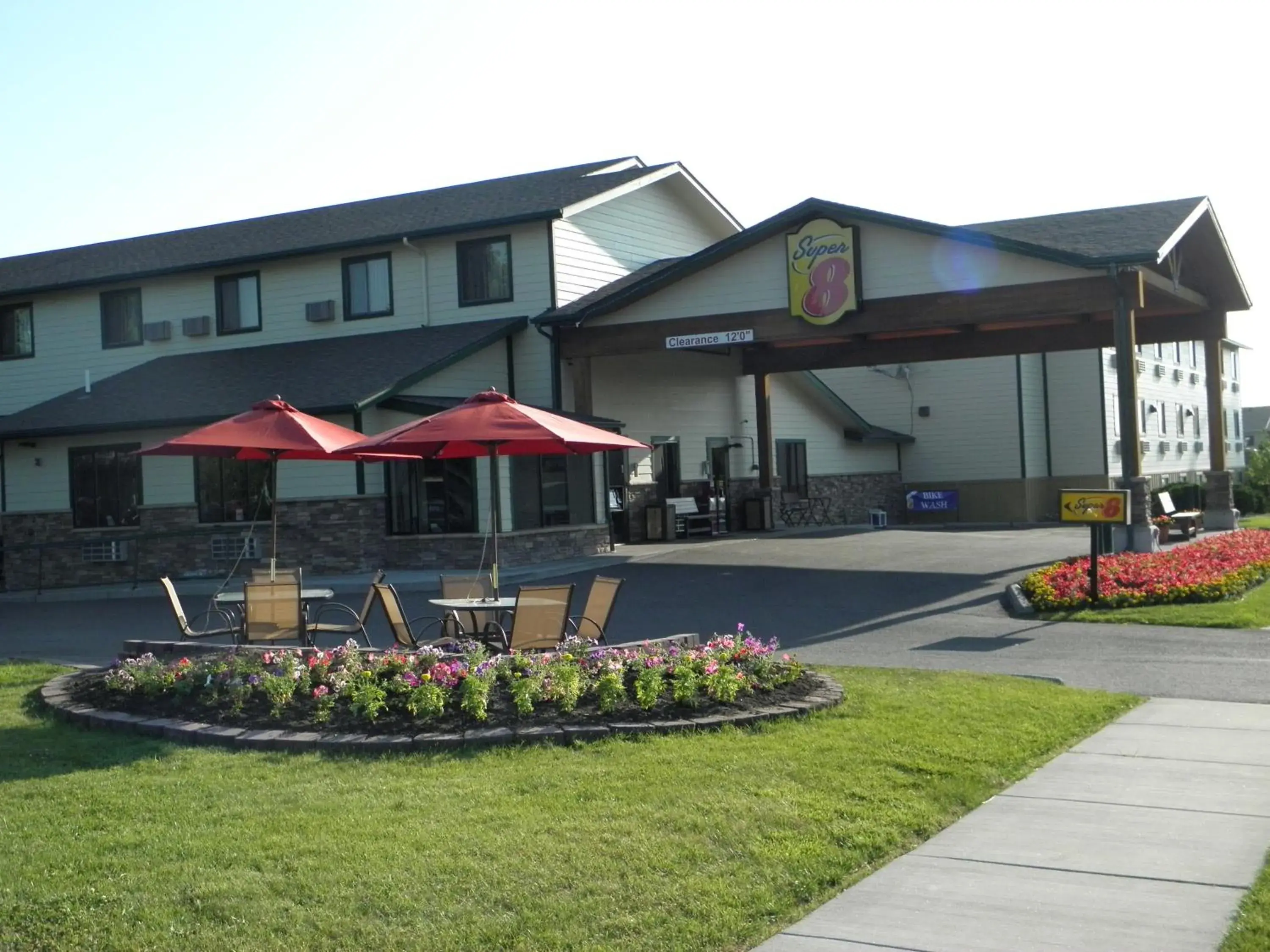 Facade/entrance in Super 8 by Wyndham Bozeman Facade/entrance in Super 8 by Wyndham Bozeman