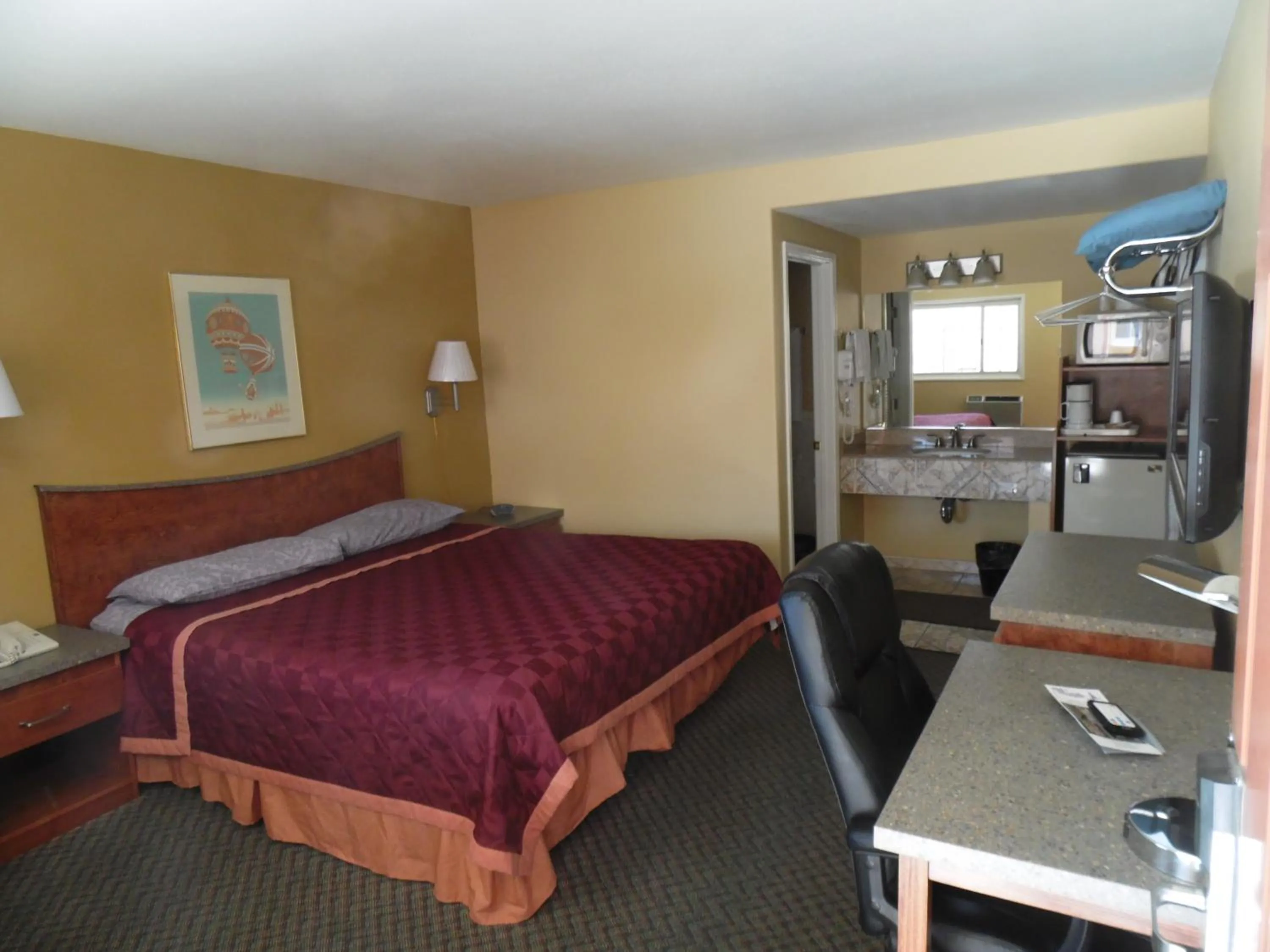 Photo of the whole room, Bed in Trails Motel
