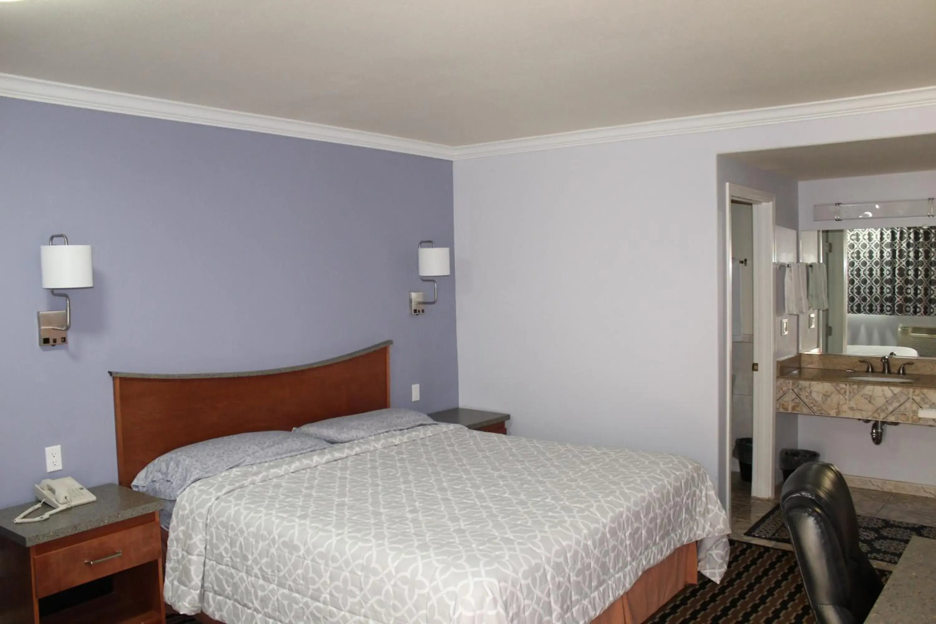 King Room - Non-Smoking in Trails Motel King Room - Non-Smoking in Trails Motel