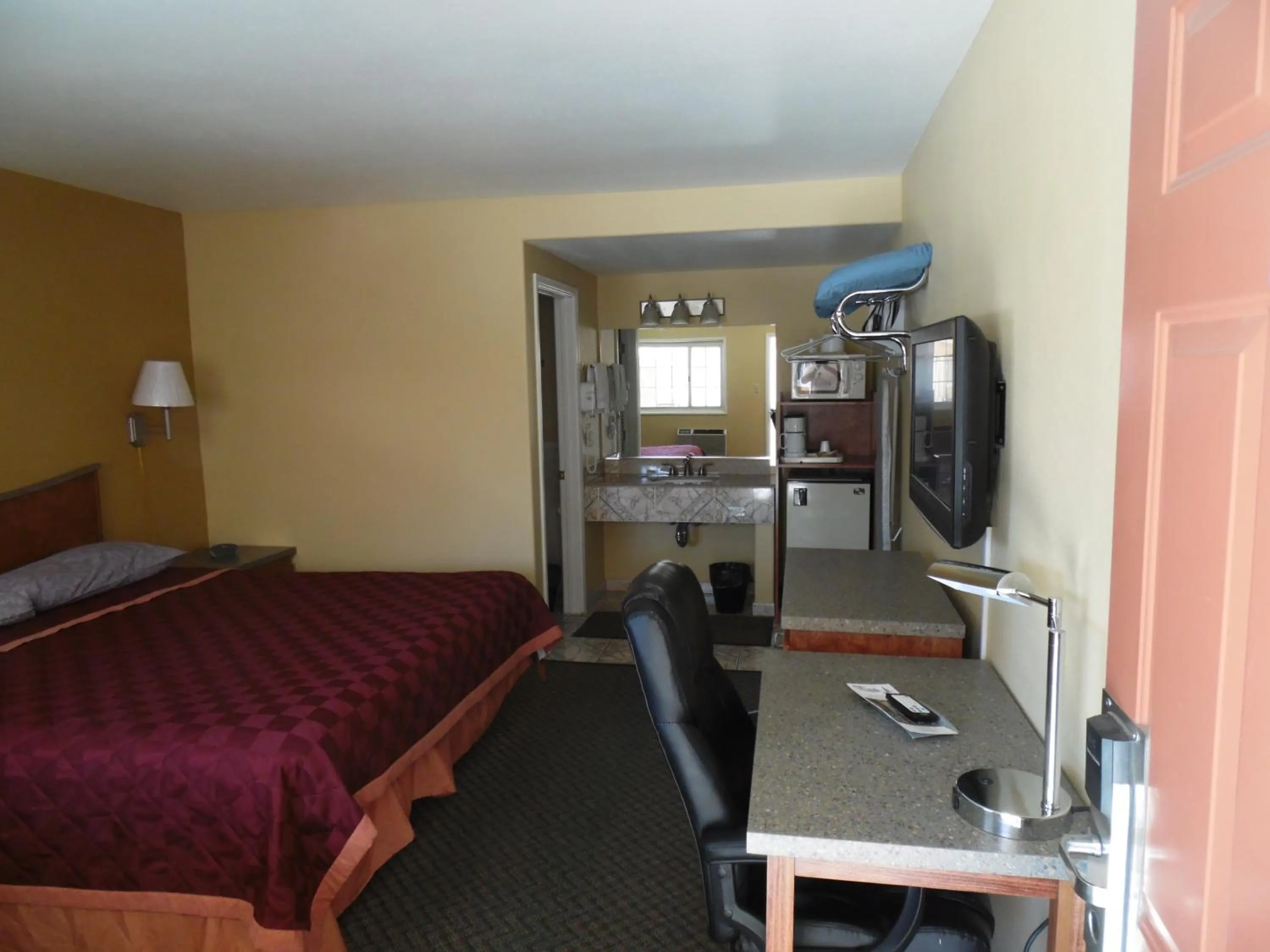 Photo of the whole room, Bed in Trails Motel
