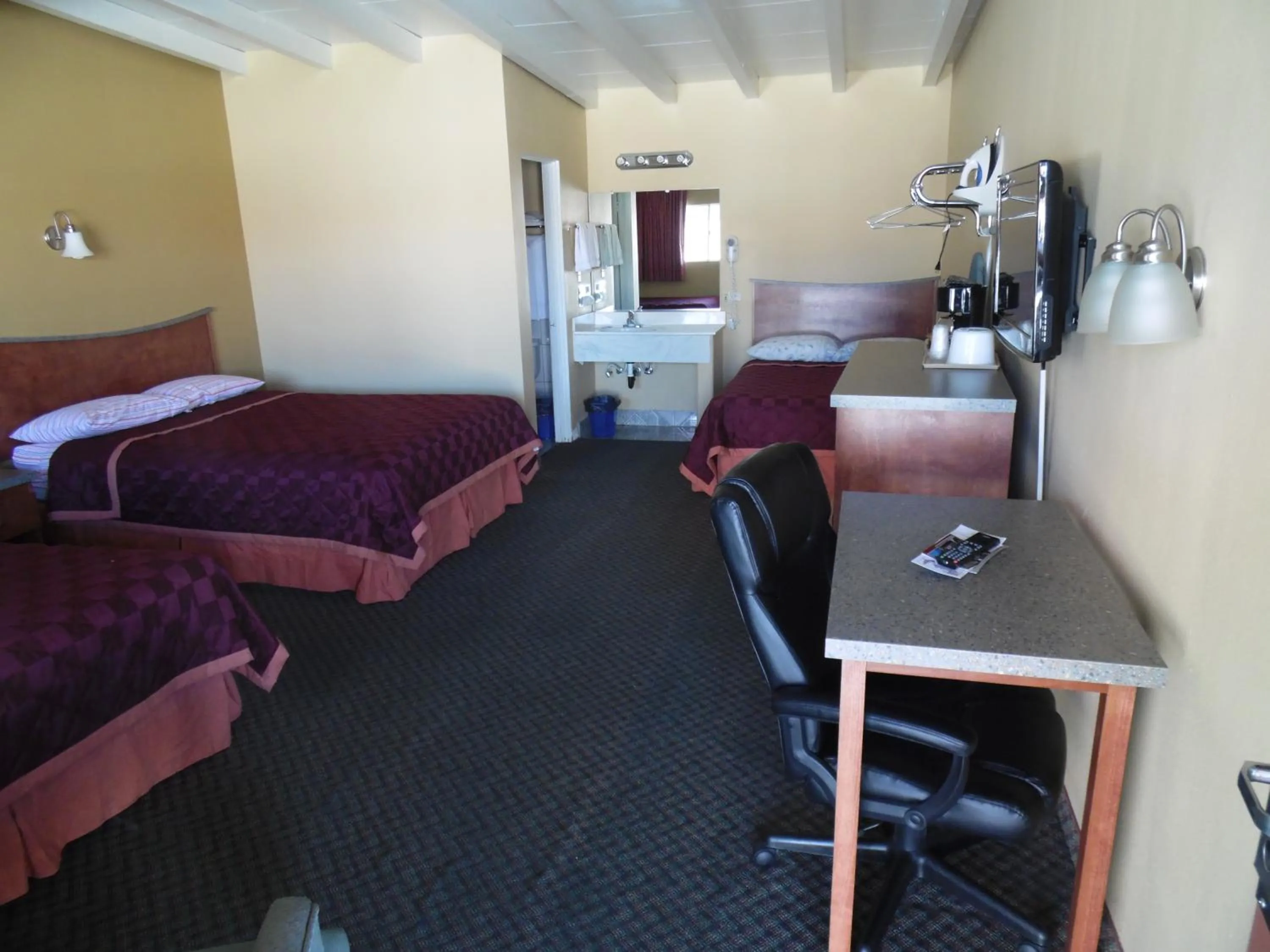 Photo of the whole room, Bed in Trails Motel