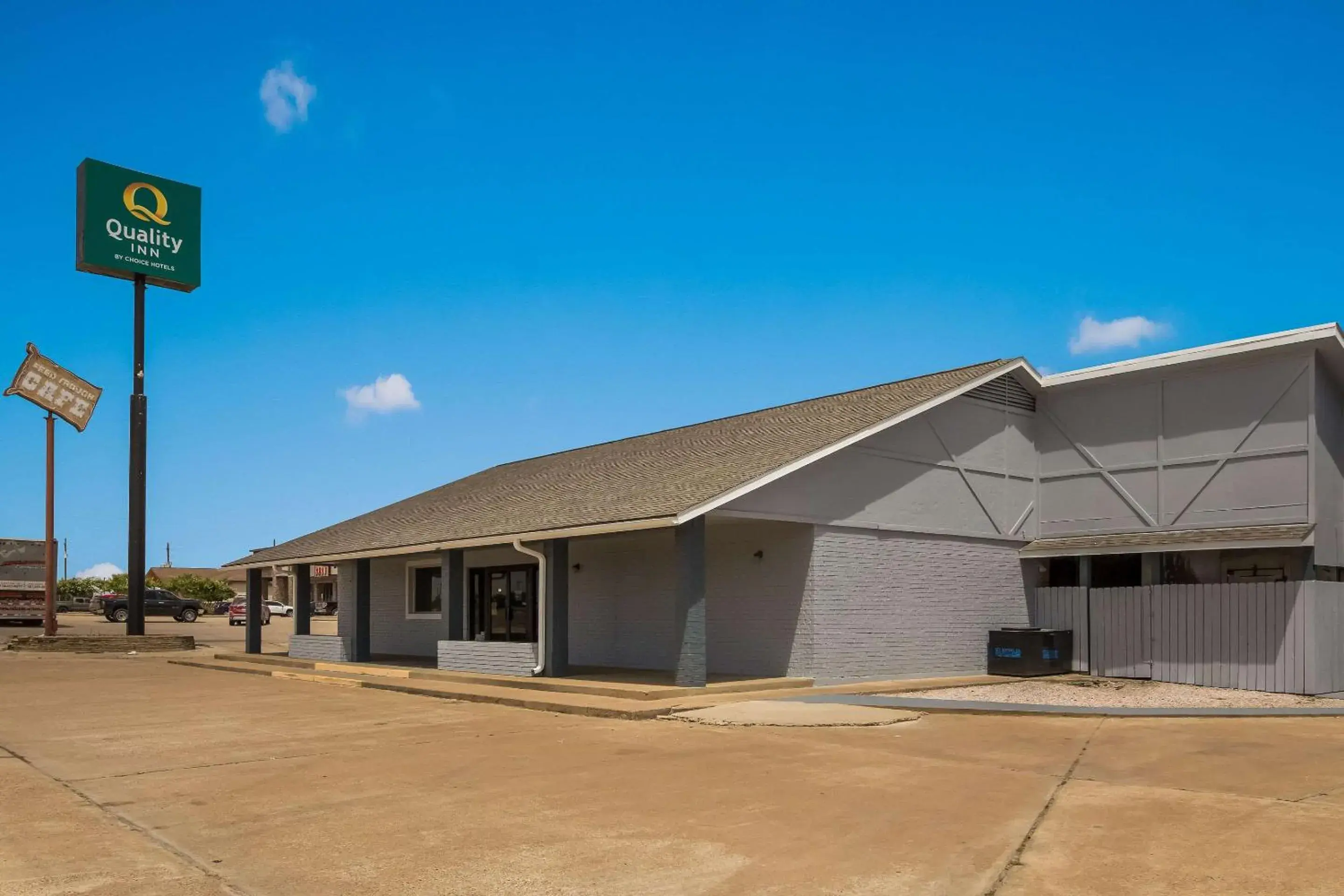 Property building in Quality Inn Madisonville Property building in Quality Inn Madisonville