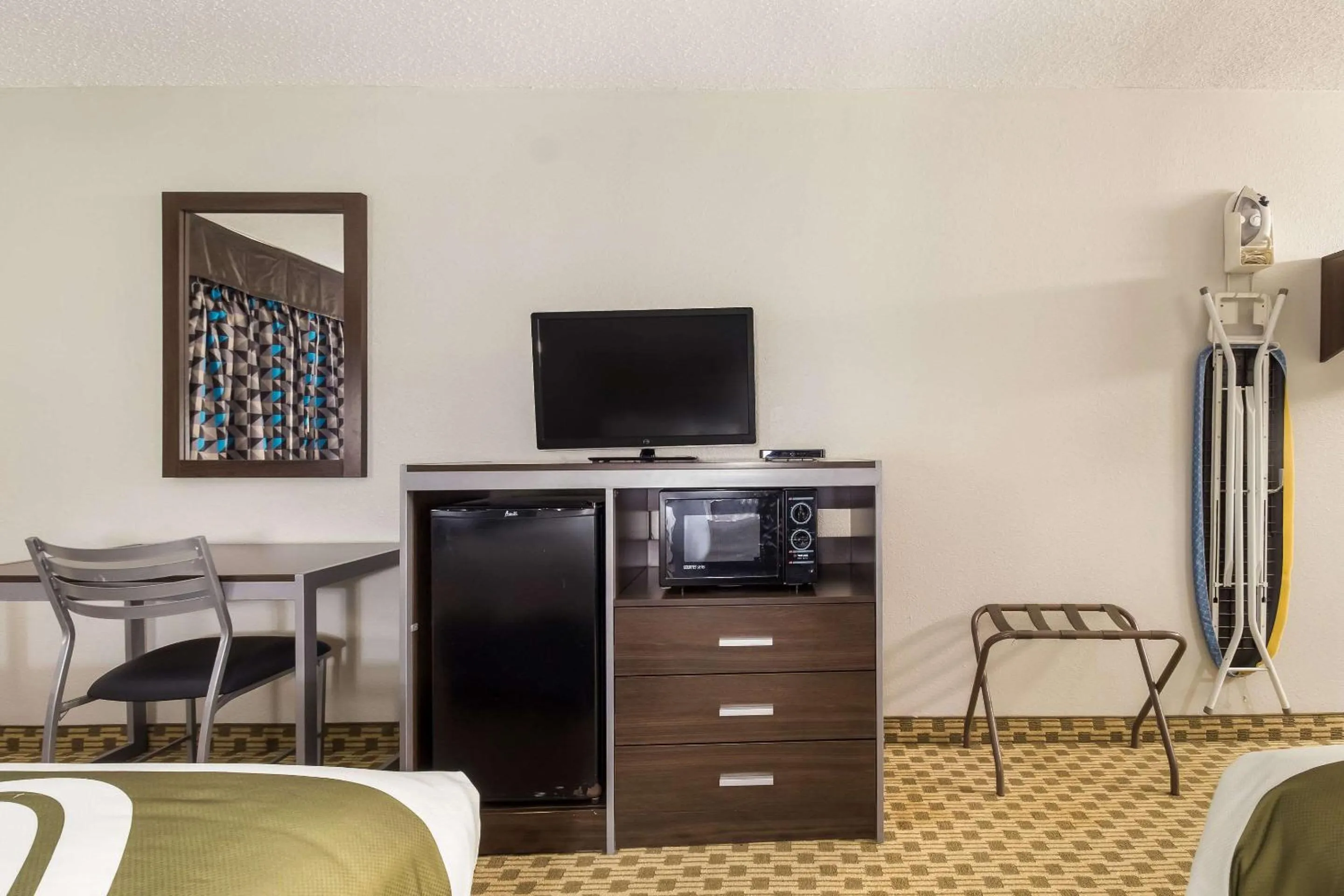 Bedroom in Quality Inn Madisonville