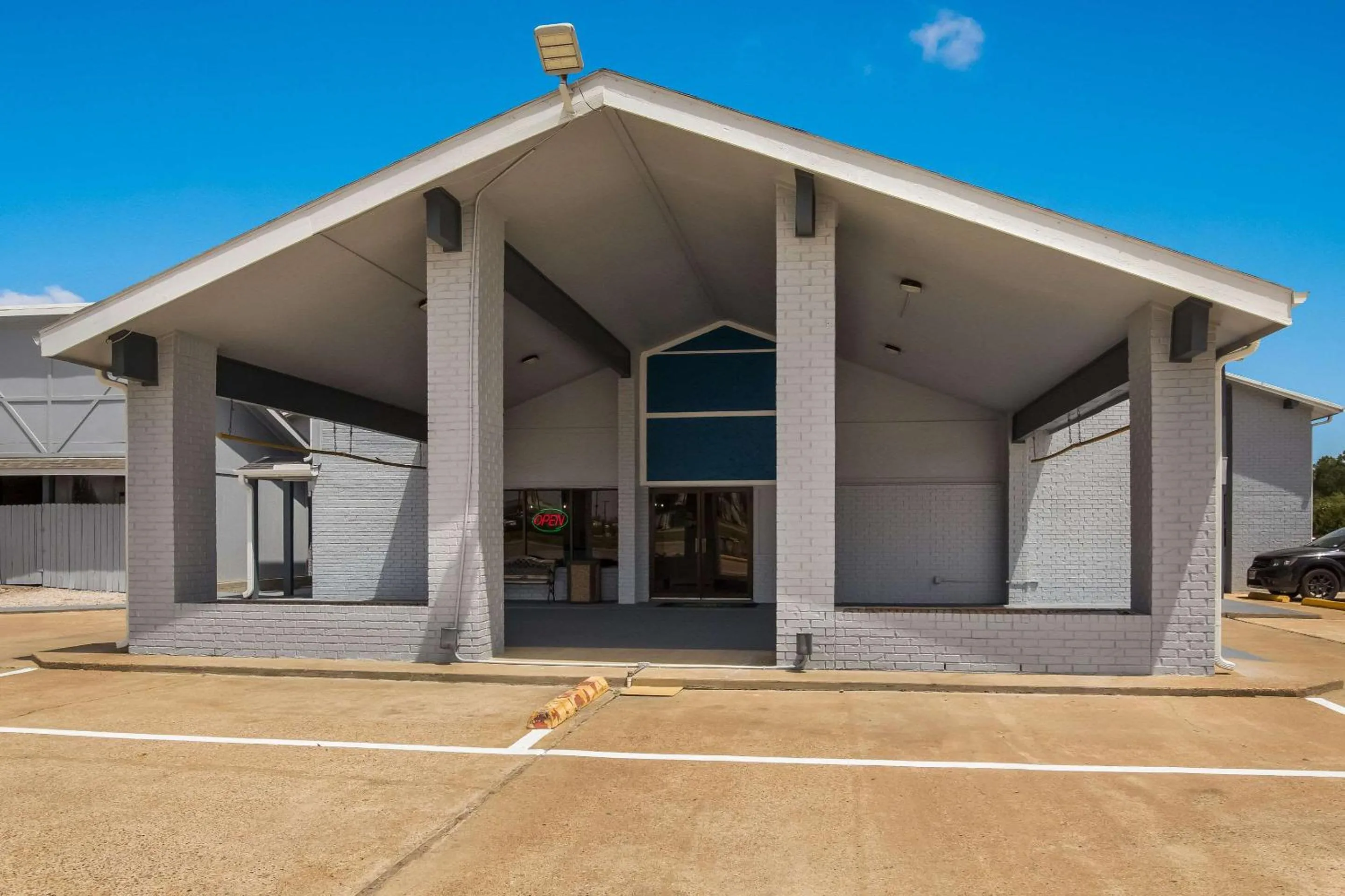 Property building in Quality Inn Madisonville