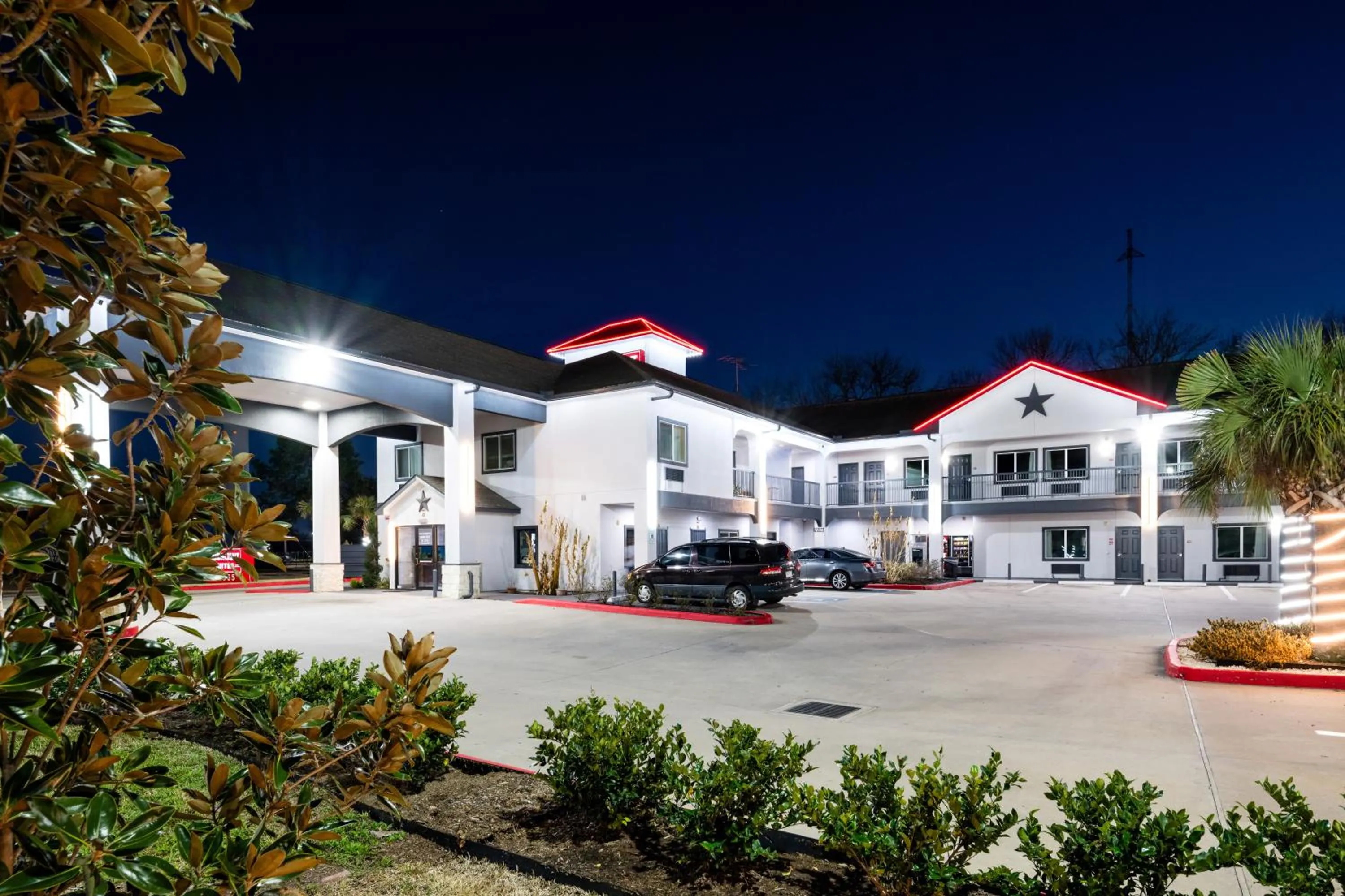 Property building in Moonlight Suites - Houston/George Bush Int'l Airport