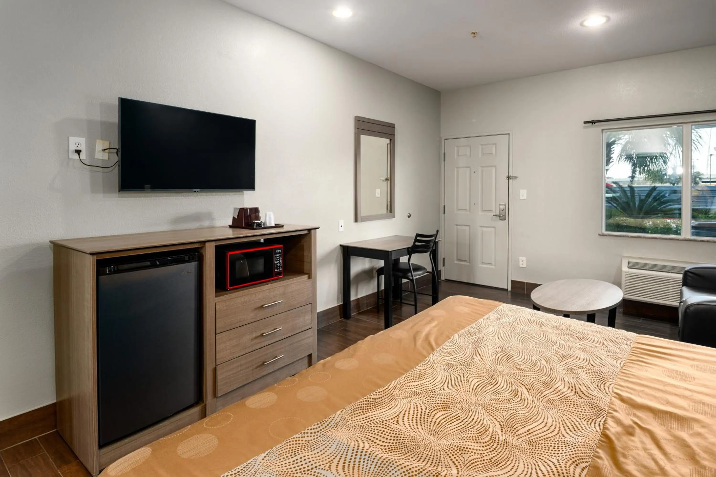 Bedroom, Bed in Moonlight Suites - Houston/George Bush Int'l Airport