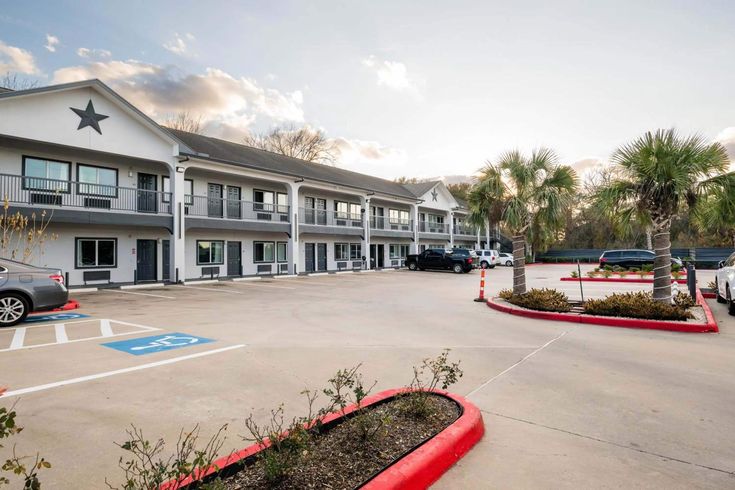 Property building in Moonlight Suites - Houston/George Bush Int'l Airport