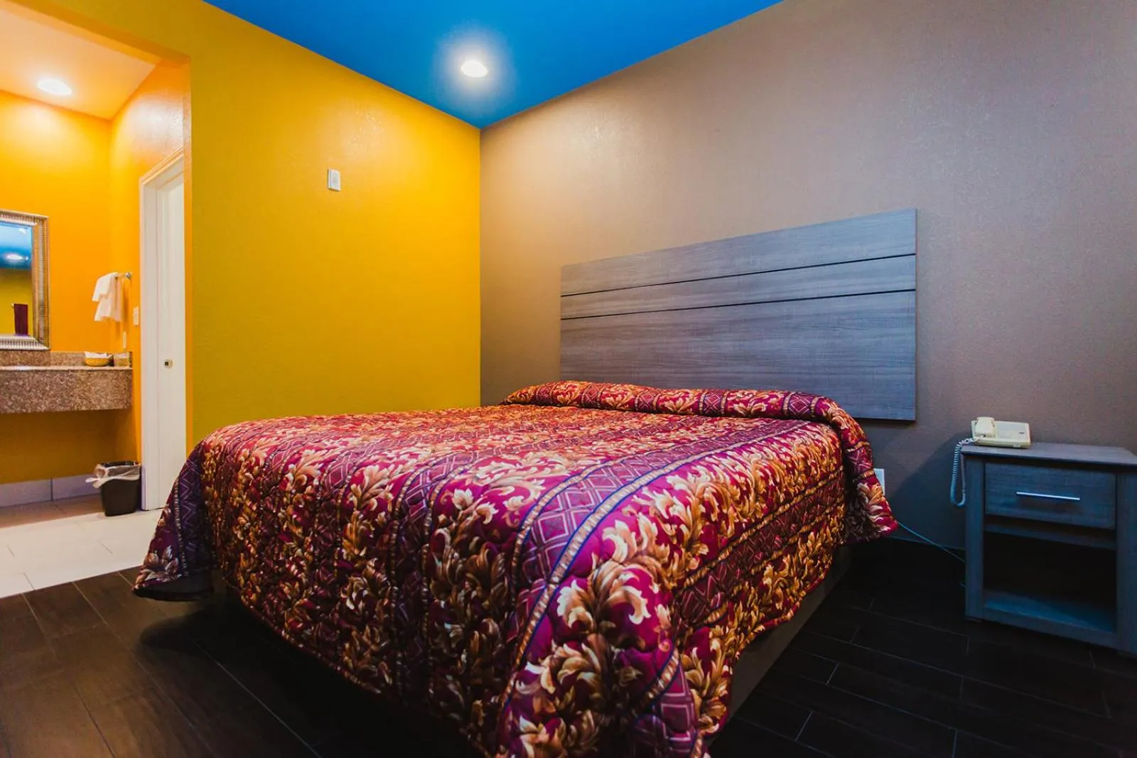 Bedroom, Bed in Moonlight Suites - Houston/George Bush Int'l Airport