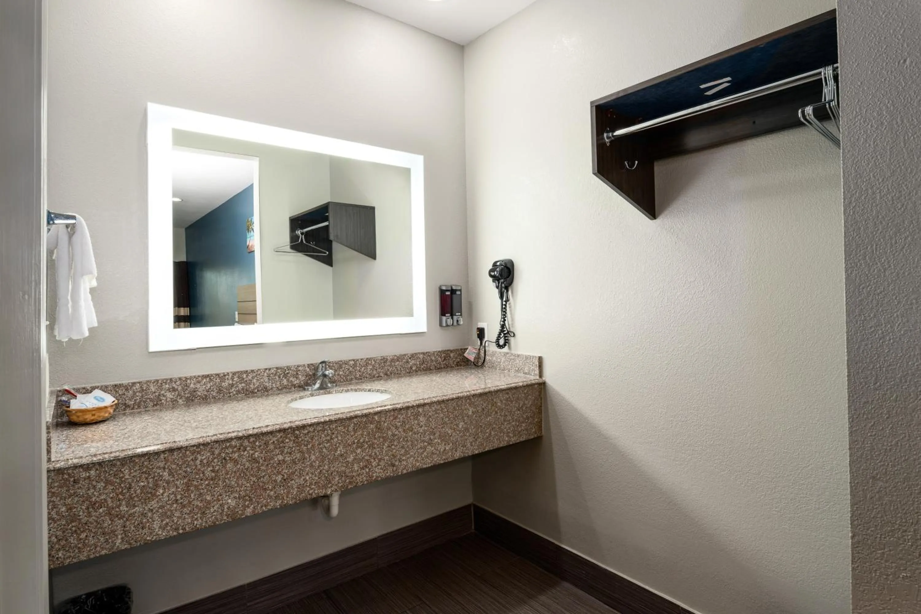 Bathroom in Moonlight Suites - Houston/George Bush Int'l Airport