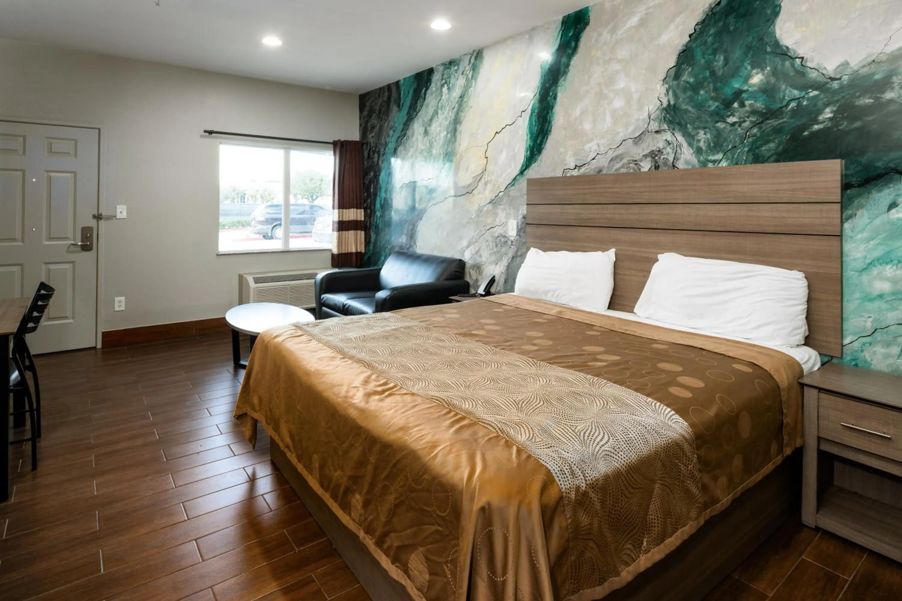 Bedroom, Bed in Moonlight Suites - Houston/George Bush Int'l Airport