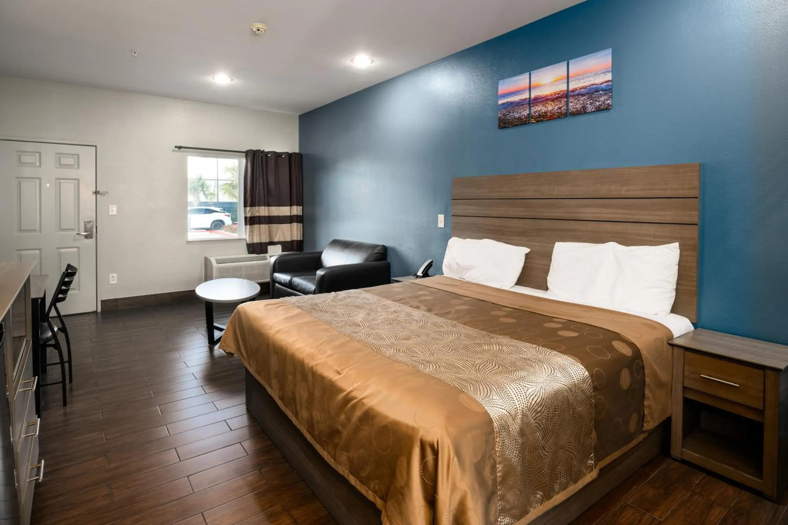 Bedroom, Bed in Moonlight Suites - Houston/George Bush Int'l Airport Bedroom, Bed in Moonlight Suites - Houston/George Bush Int'l Airport