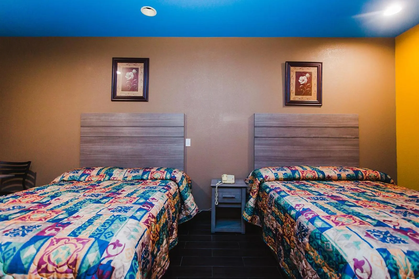 Living room, Bed in Moonlight Suites - Houston/George Bush Int'l Airport